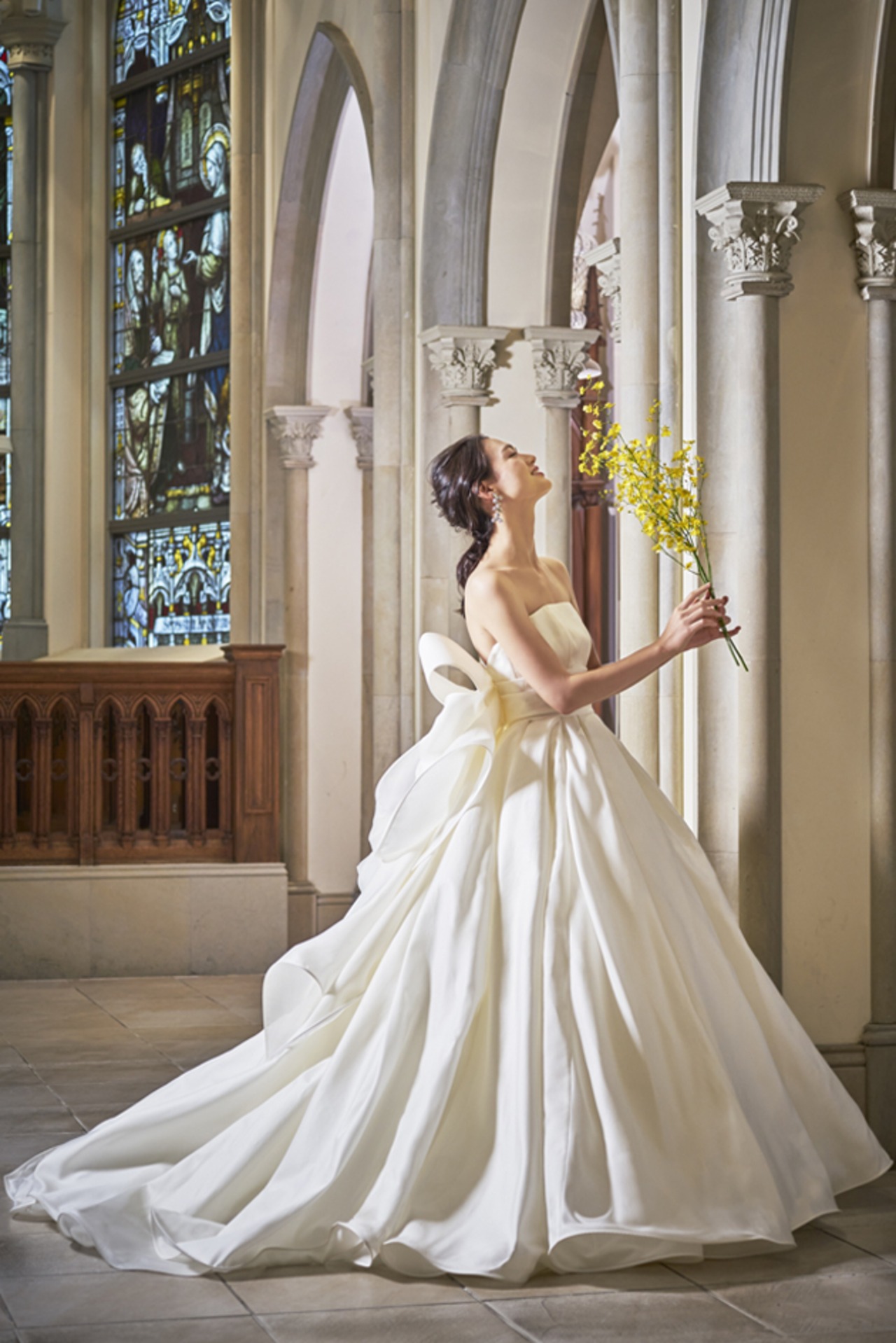 ウエディングドレス ベアトップ ラッフルフリル デザイン感光沢サテン  