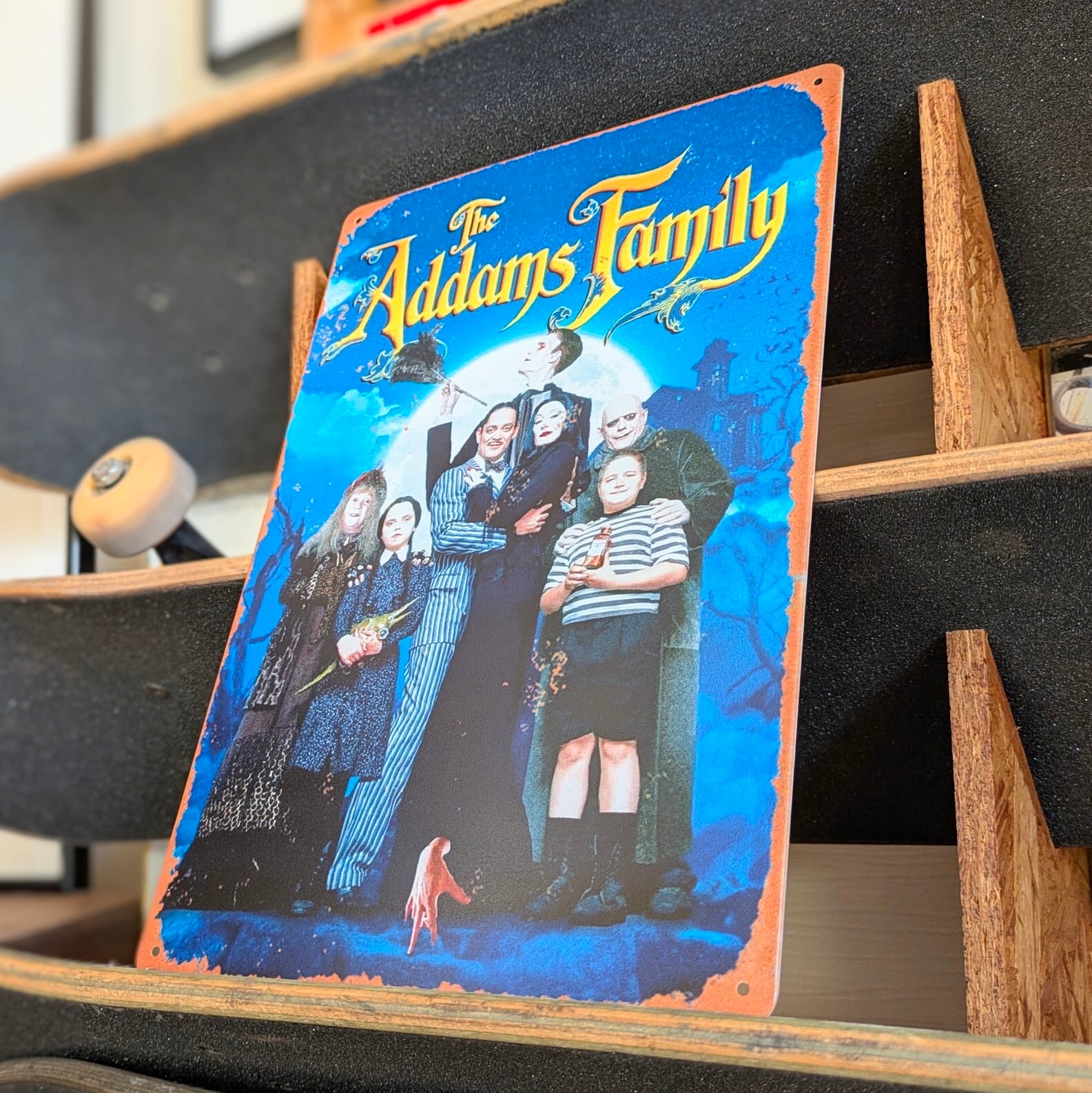 送料無料!ちょうどいいブリキ看板 【 Adamsfamily / アダムス・ファミリー 】 METAL SIGN / メタルサイン / ブリキ看板 / サインボード / ビンテージ加工〚アメリカン雑貨 アメトイ〛