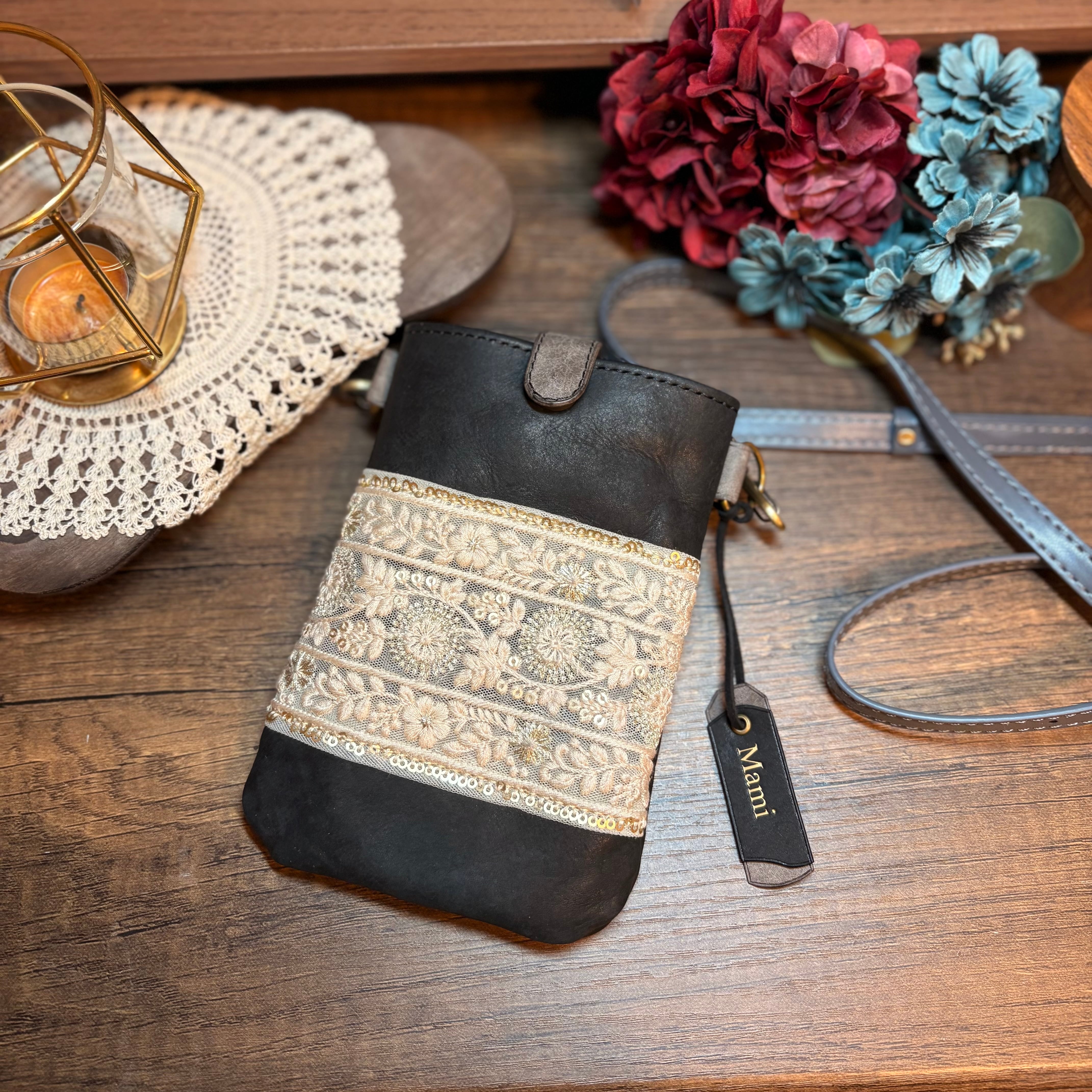刻印名入れタグ付き】インド刺繍リボンとレザーで作ったスマホ