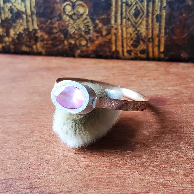 【優しい朝】スピネルの飾り彫りのリング
