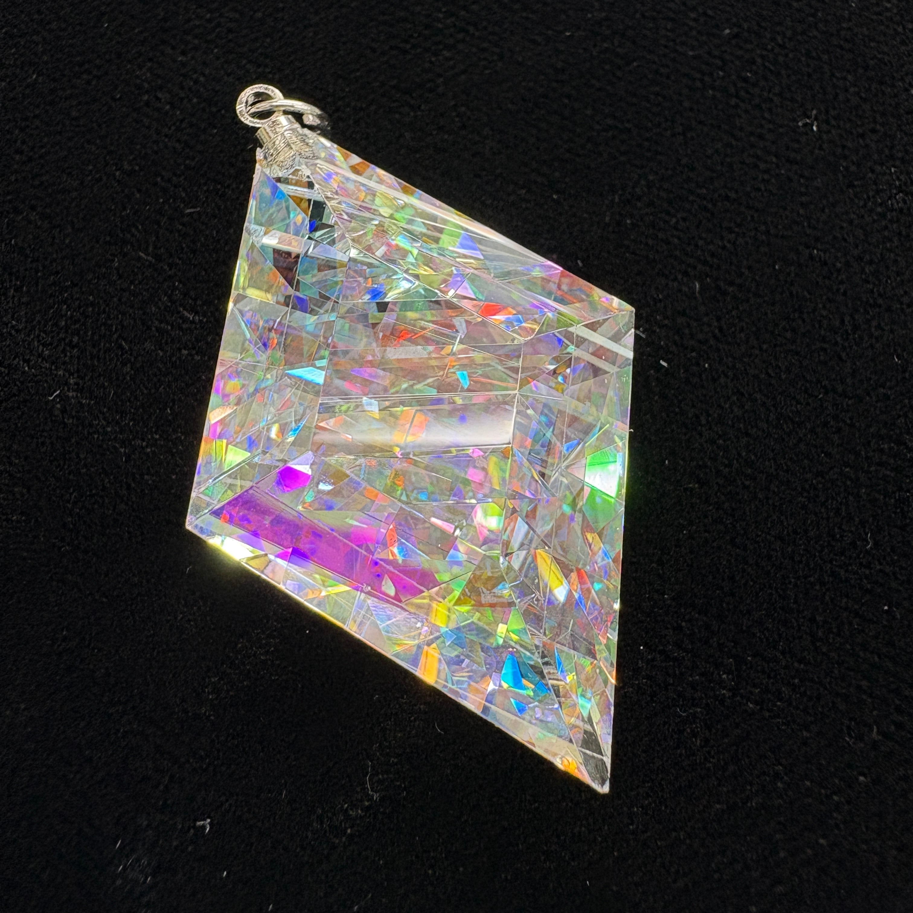 ムーンボウ(ひし形)モナジー工房/ガラスペンダント/アクセサリー ムーンボウ(ひし形)モナジー工房/ガラスペンダント/アクセサリー