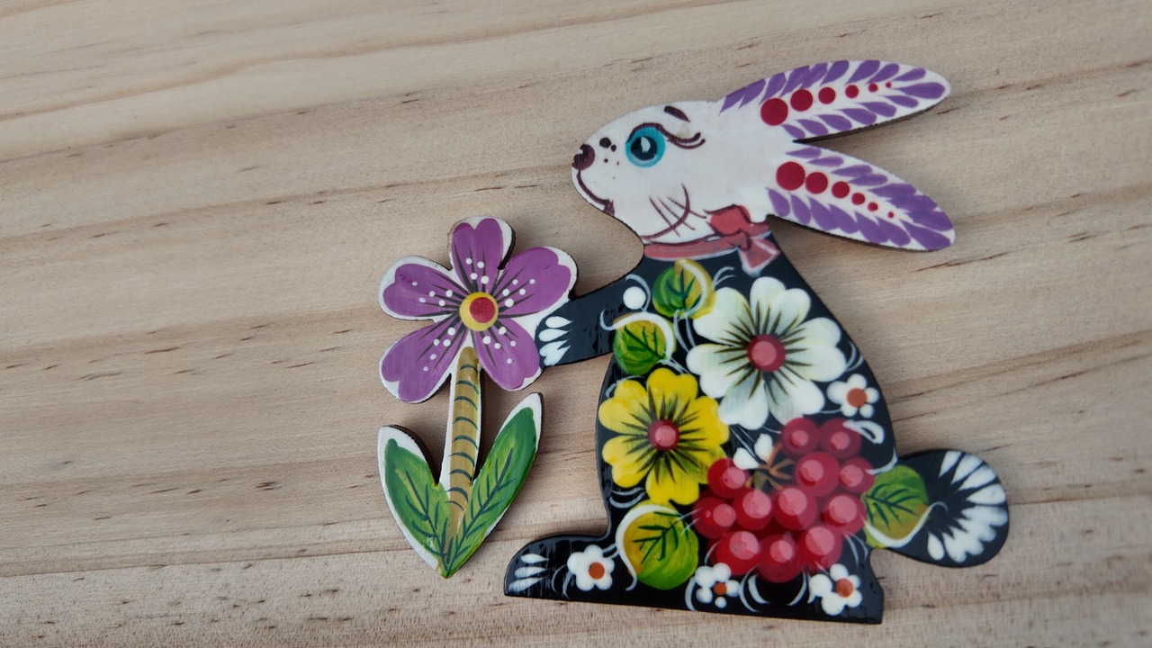 ウクライナ伝統絵画 ペトリキウカ塗り 木製ブローチ（ホメンコ作）うさぎ　ラビット　フラワー　花 - 1