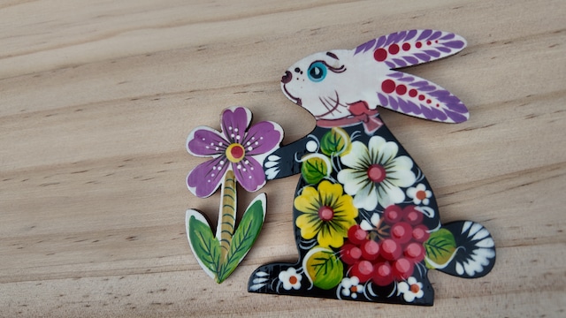 ウクライナ伝統絵画 ペトリキウカ塗り 木製ブローチ（ホメンコ作）うさぎ　ラビット　フラワー　花