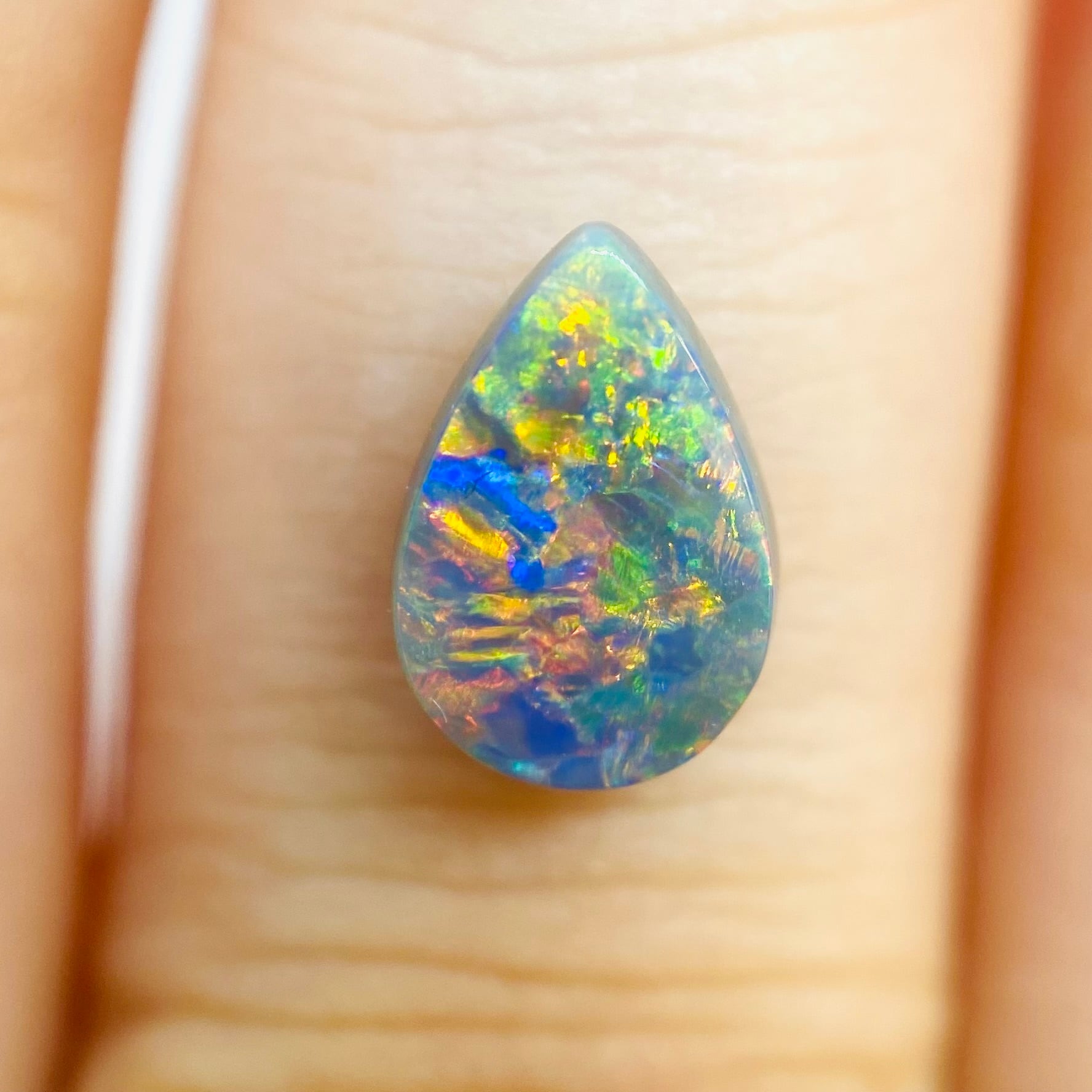 はっきり虹色、色よし形よしブラックオパール