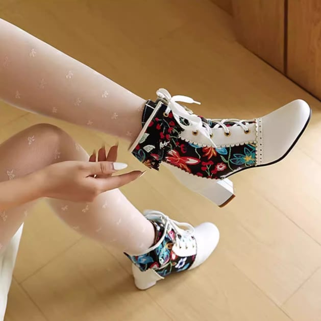 2色／フラワー刺繍レースアップショートブーツ ・61629 | sucrier 