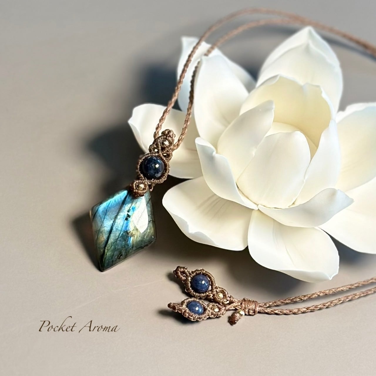 夢綺』虹入りアイリスクォーツのマクラメペンダントネックレス