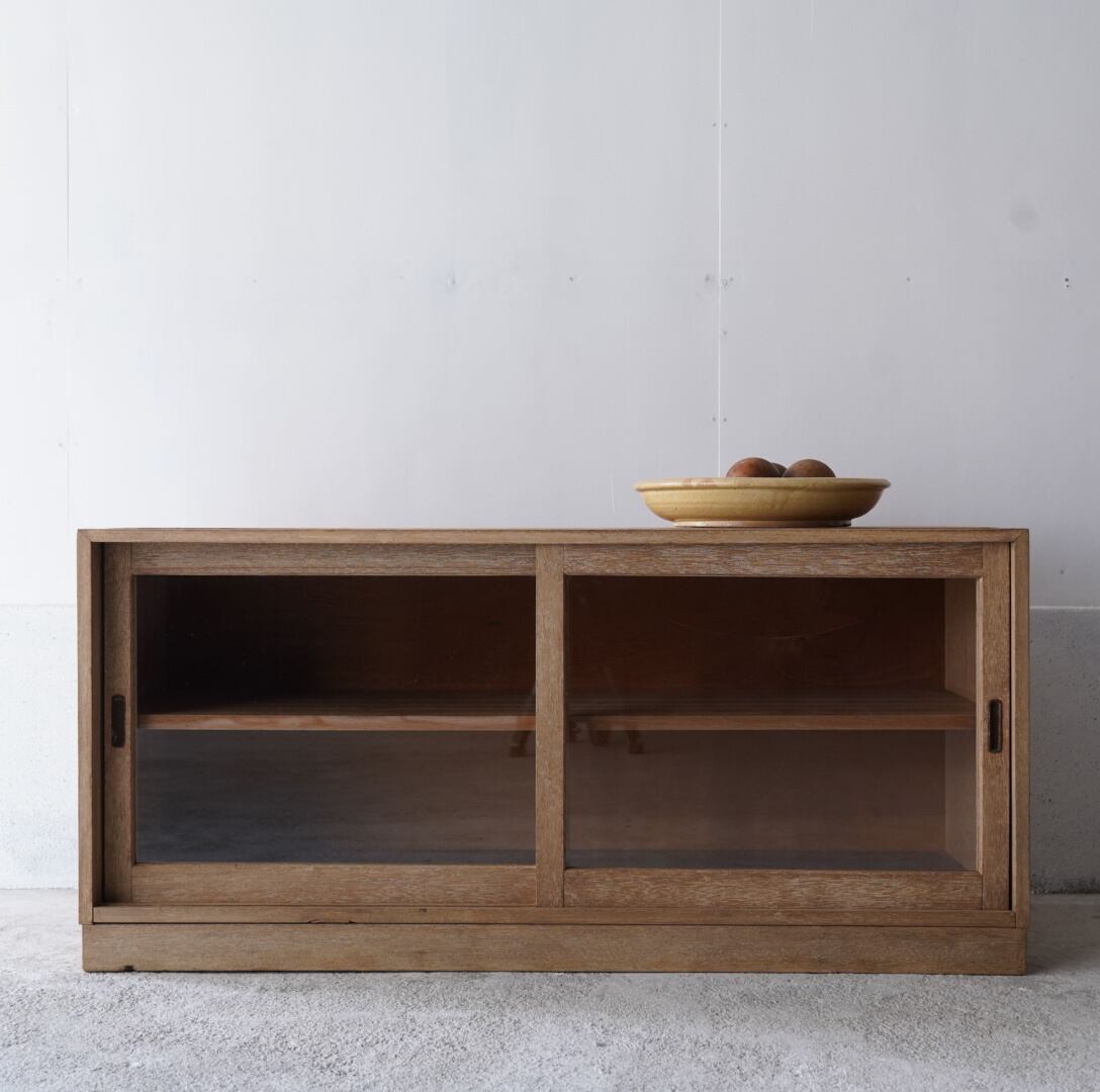 ガラス引き戸のキャビネット