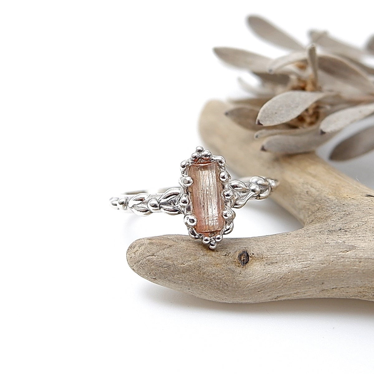 結晶を飾る～ピンクトルマリン原石の粒飾りリング 16号 天然石