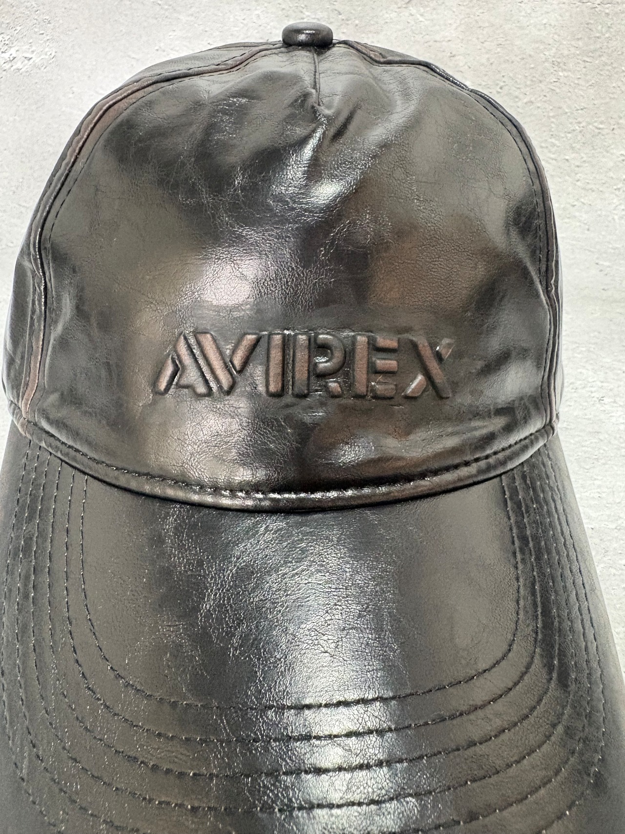AVIREX / アヴィレックス AXエンボスロゴPU 6Pキャップ フェイクレザー カーブバイザー 2026年秋冬 ブラック