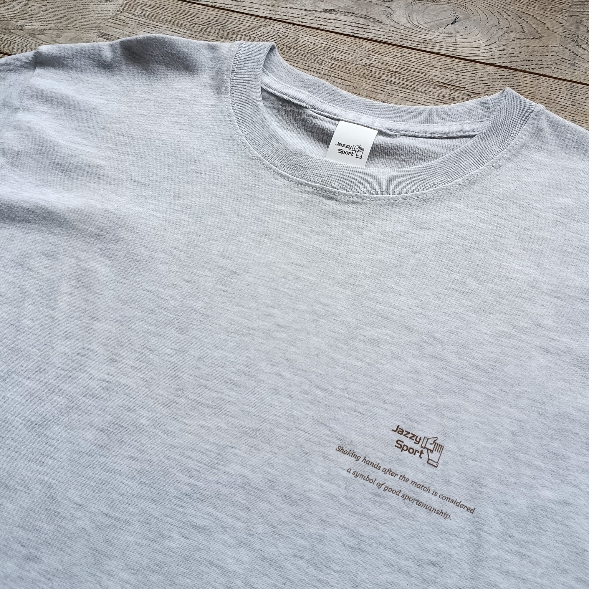 限定カラー〉J.S. ロゴ Tシャツ（ライト グレー） | Jazzy Sport