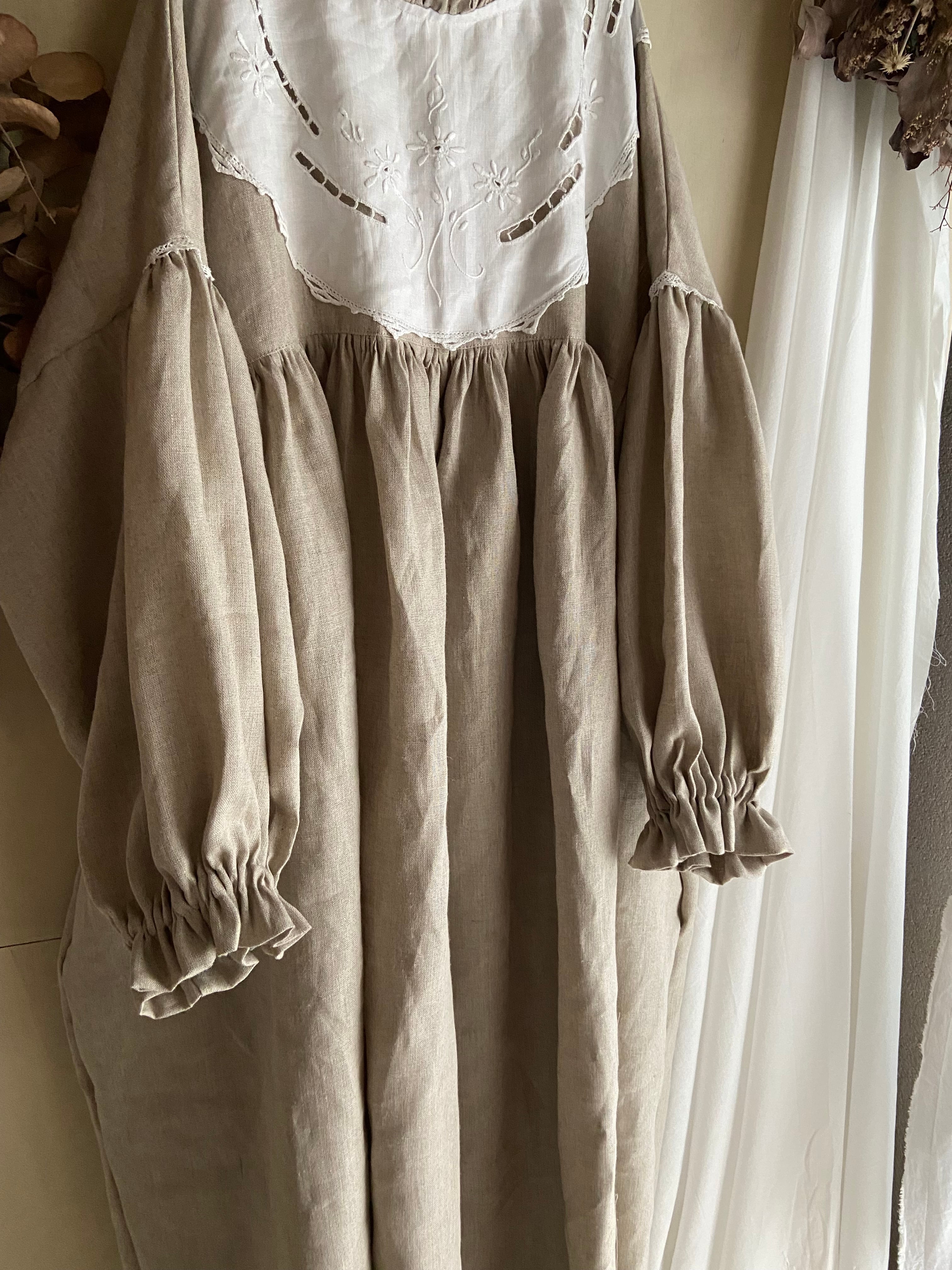 再販//フリルギャザーワンピース／ ヴィンテージレースa リネン生成り  