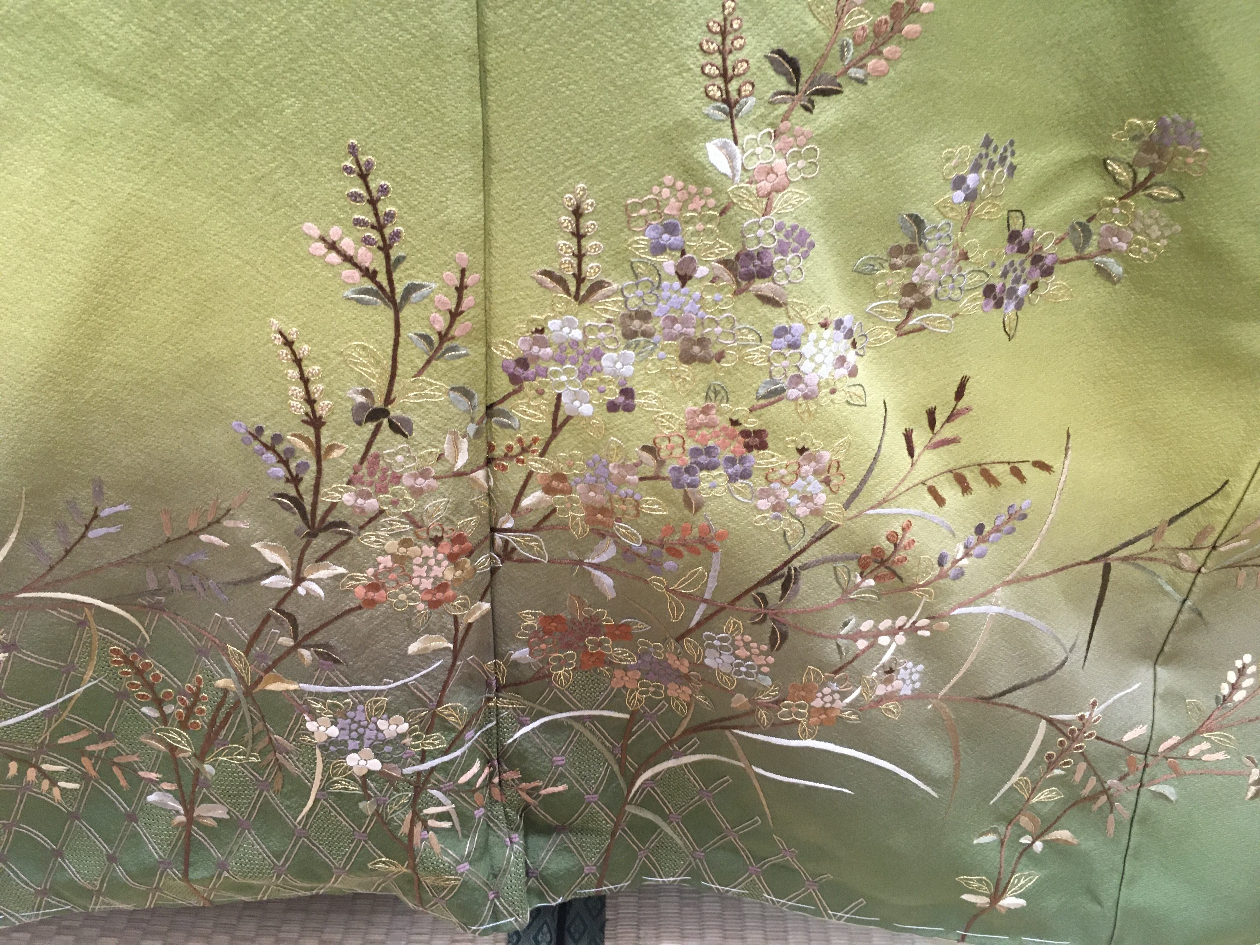 訪問着袴（金茶と草色ぼかし、刺繍草花）
