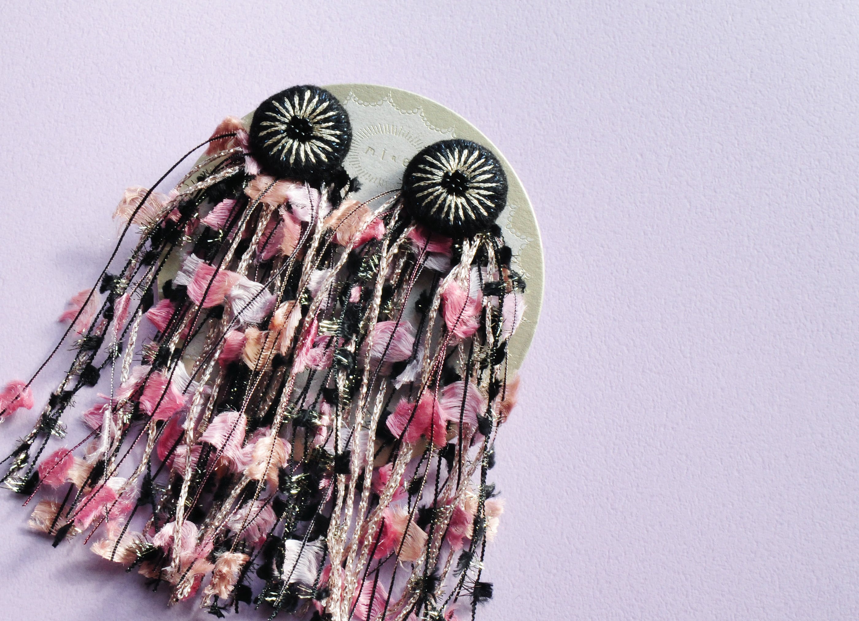 ＜Stella～願い事の星～＞『 刺繍フリンジピアス/Black×Pink 』