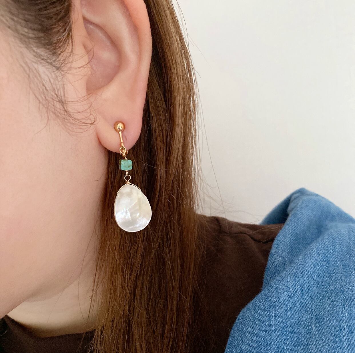 クリスタル or ターコイズ】マザーオブパールイヤリング／ピアス