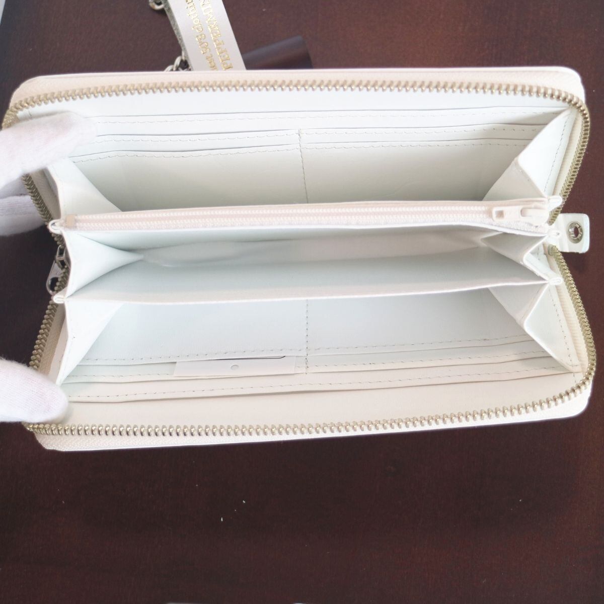 総革コブラタグ ラウンドファスナー ウォレットチェーン付き 白 RSW