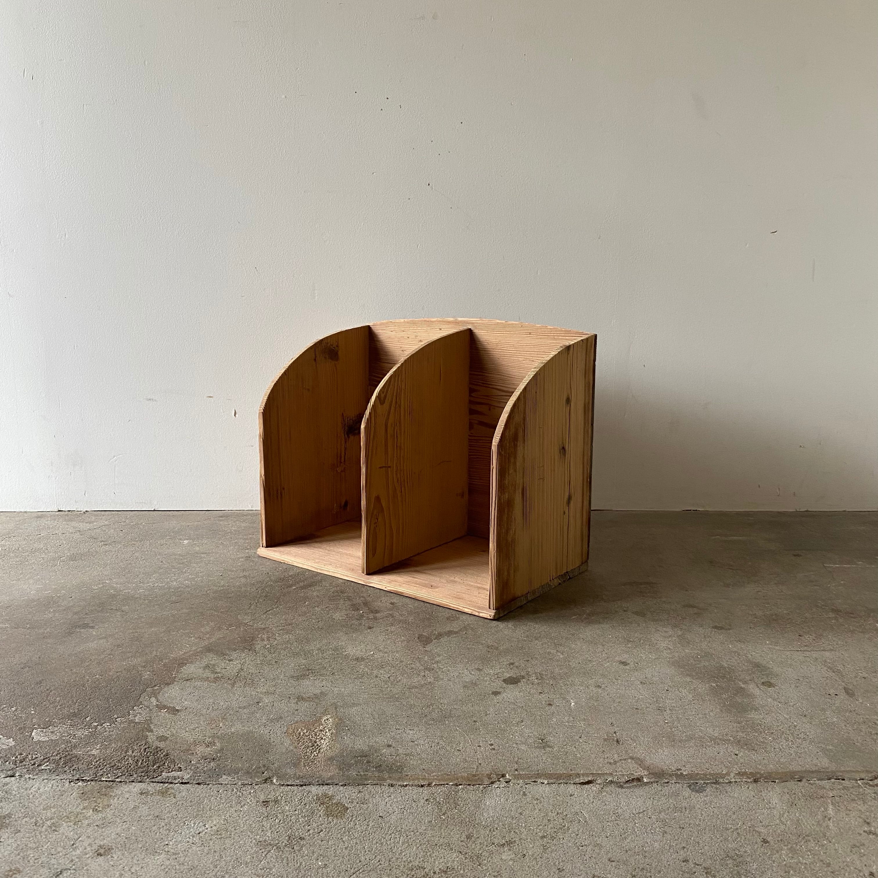 素朴なつくりの本立て　0917