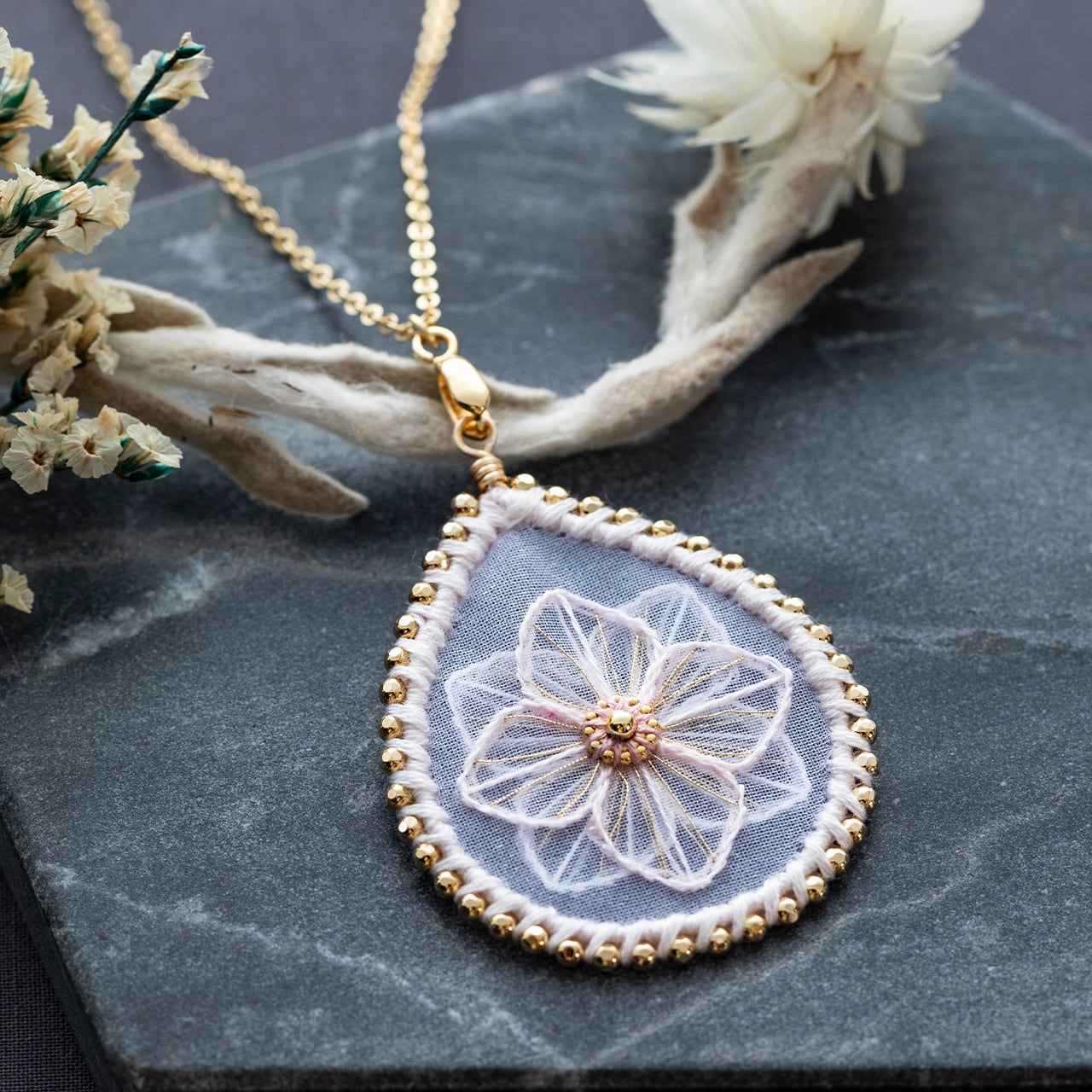 【涼の音様オーダー専用ページ】リネン刺繍 PDF】「オーガンジー刺繍ネックレス 春の訪れ」のレシピ | オリジナル