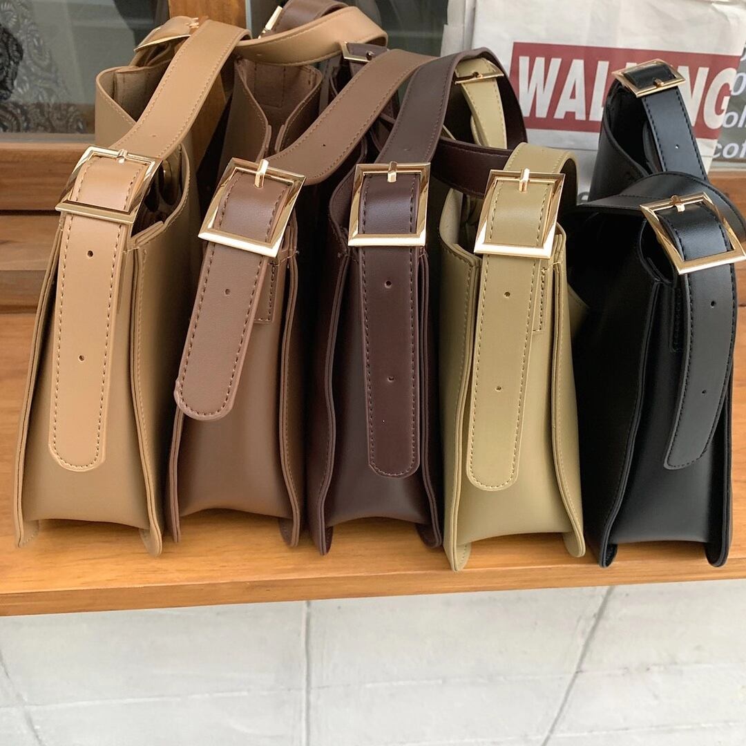 ポーチ付き ベルトバックル ショルダーバッグ AS75-690