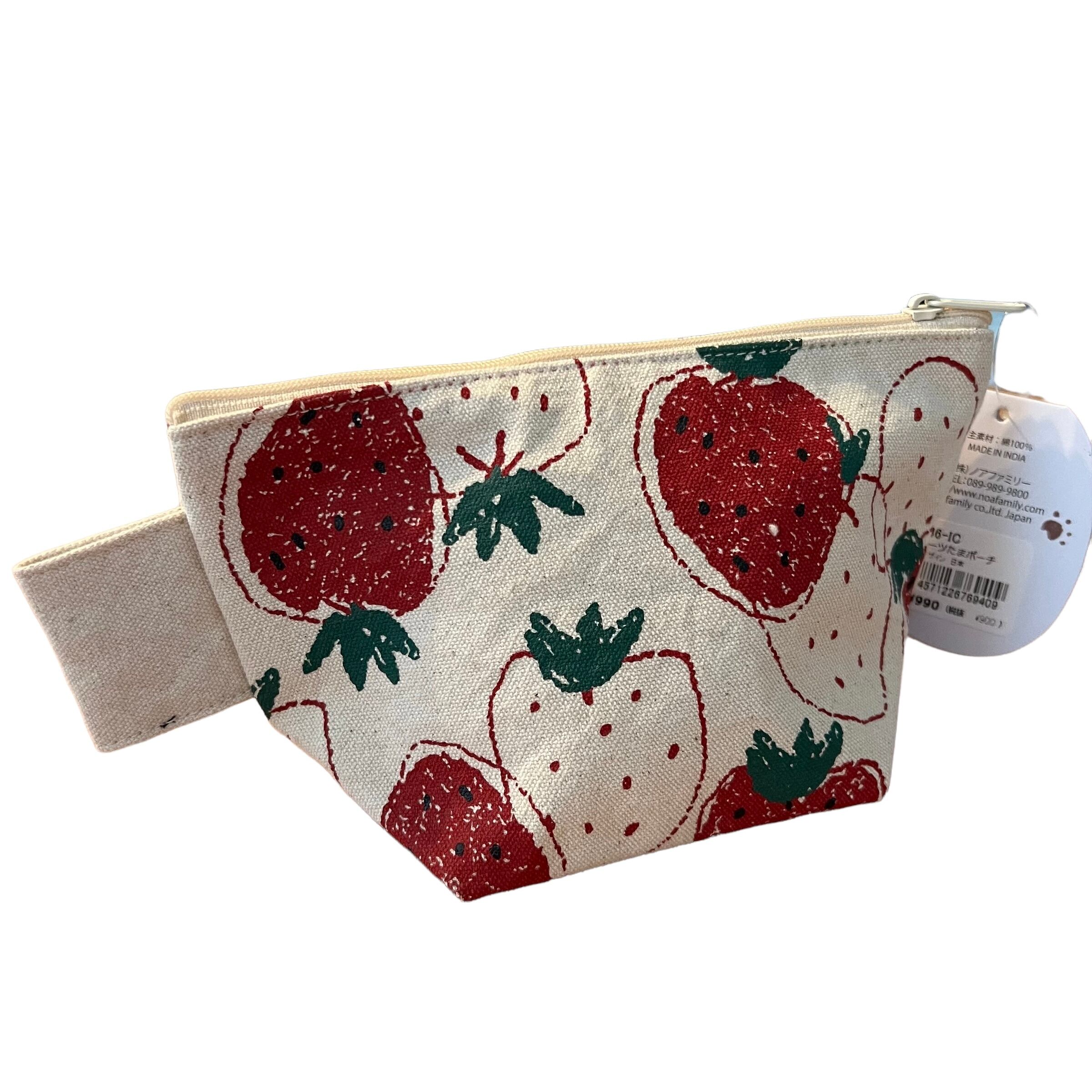 クロネコのたまイチゴ柄ポーチ