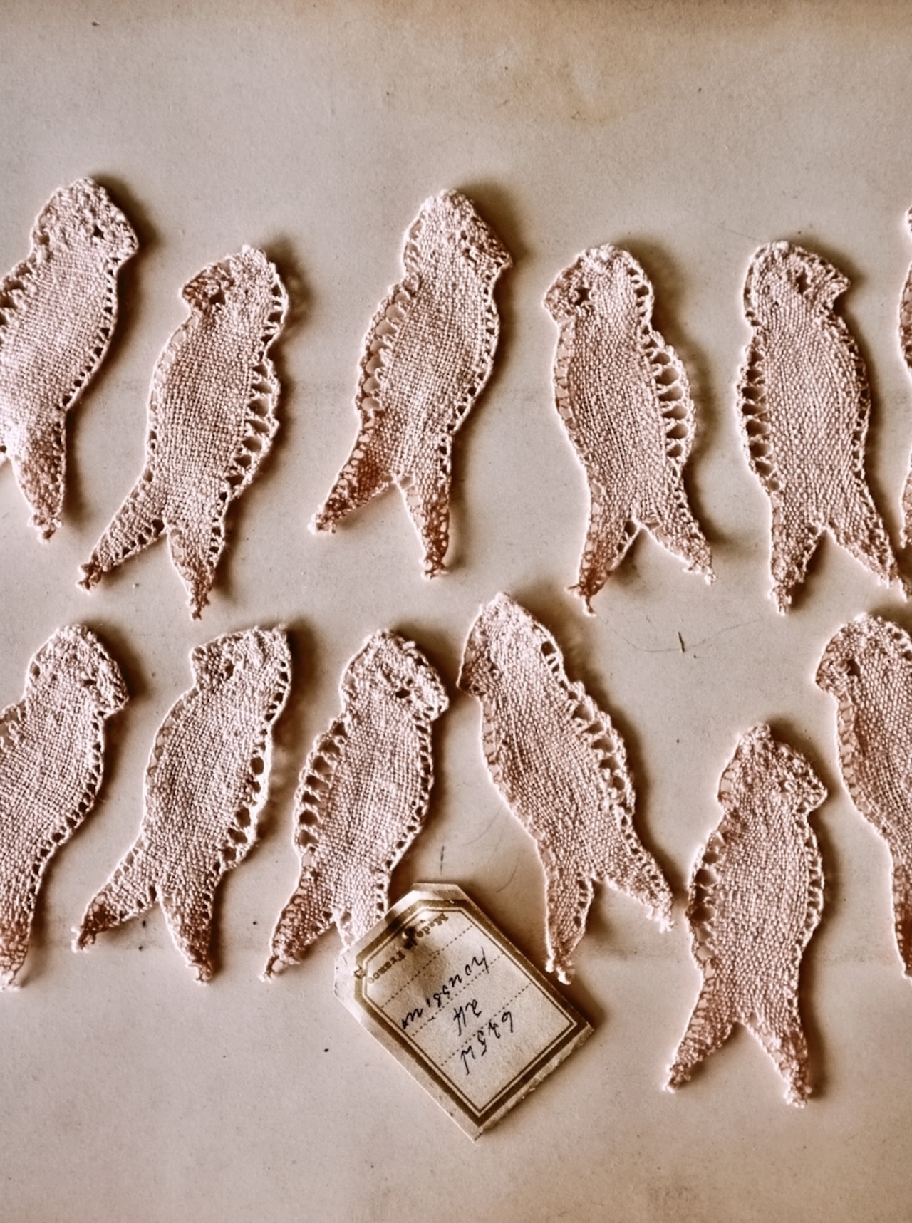 30s フランス リネン 古薔薇色のつばめとボビンレースアップリケ 2p アンティーク