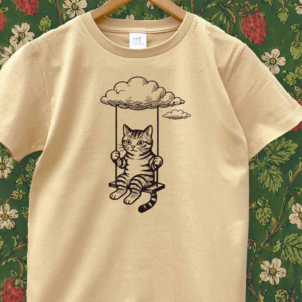 雲ブランコ猫 Tシャツ（ベージュ）｜綿100% 手刷り 大人可愛いイラスト