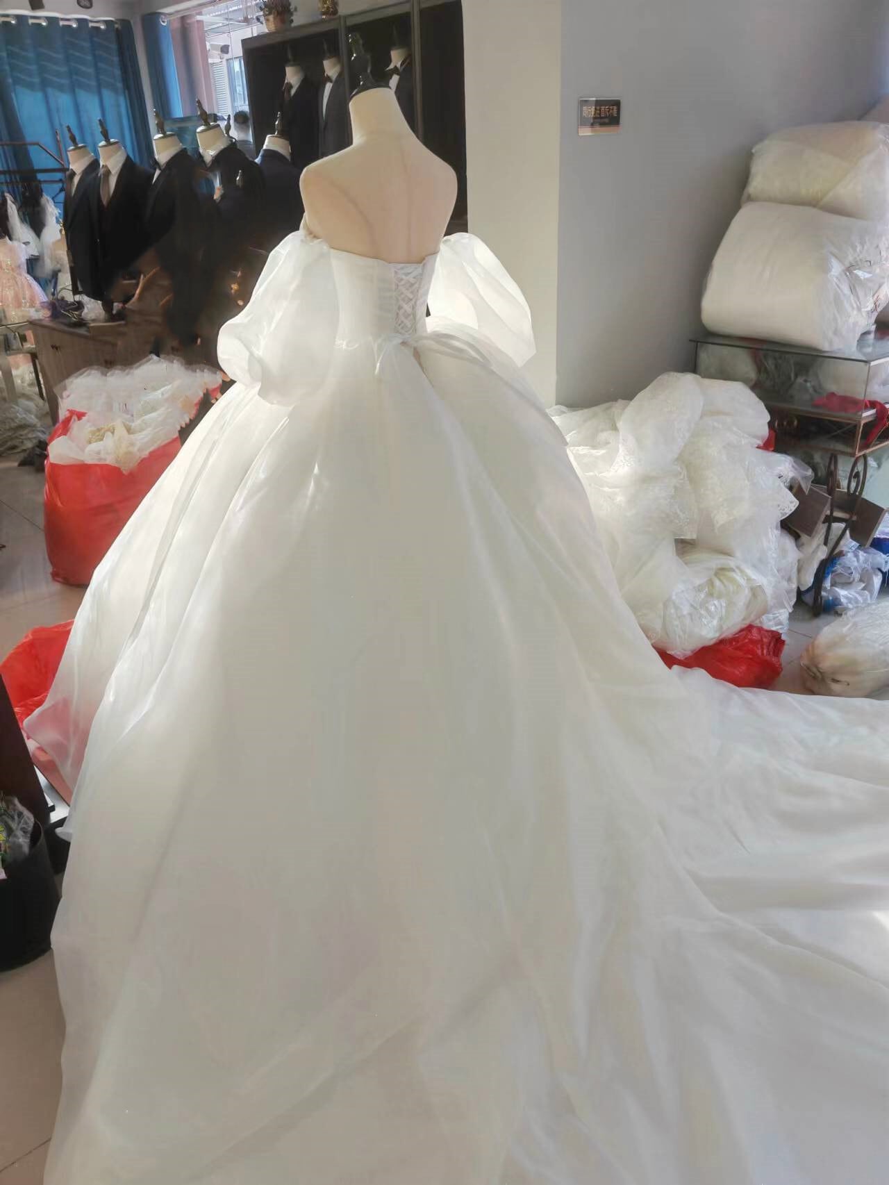 フランス風 法式 ウエディングドレス ふわふわ袖 編み上げ 華やかな  