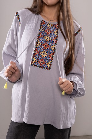 ウクライナ刺繍ヴィシヴァンカ クロスステッチ　手刺繍　ブラウス　麻　レディース・フリーサイズ