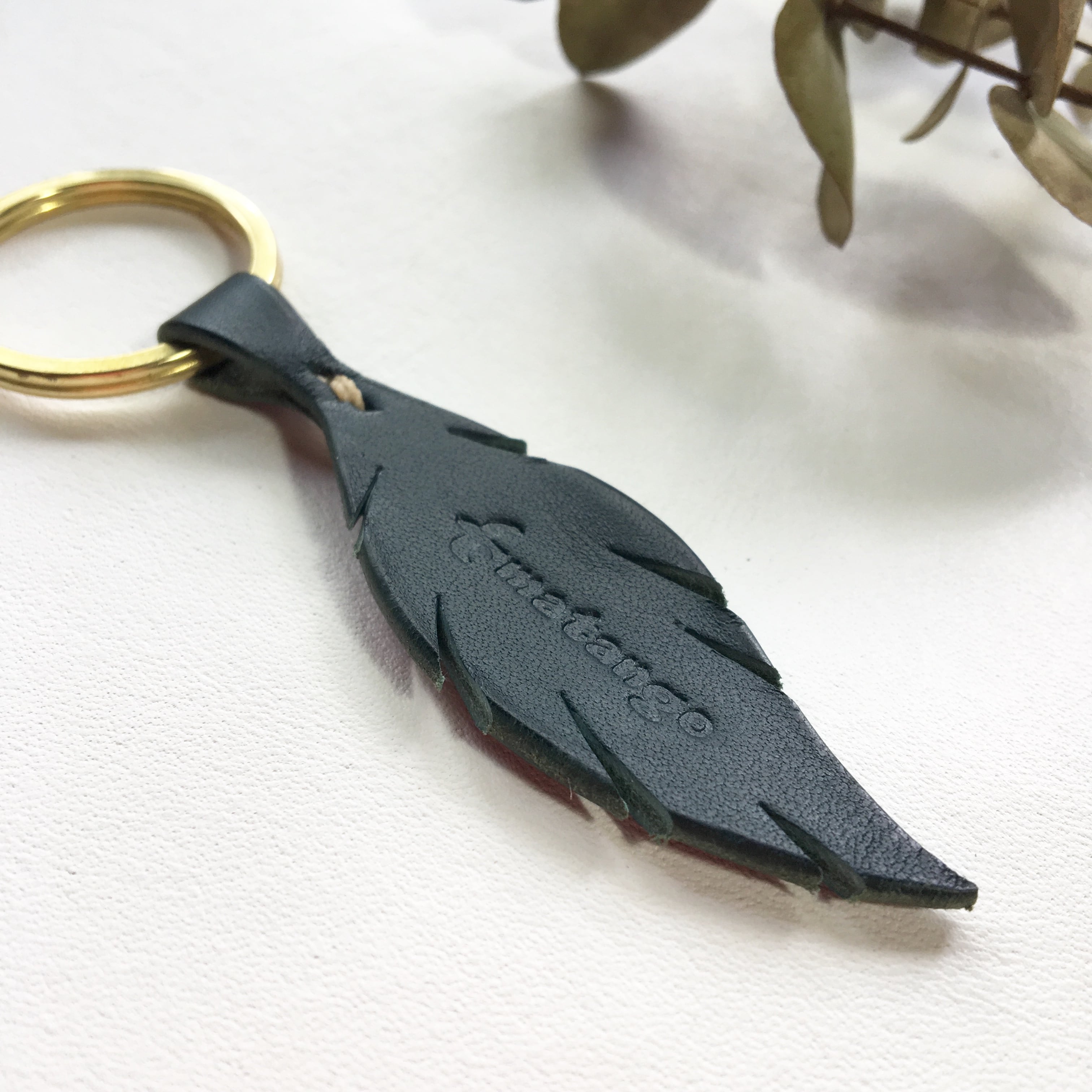 ◎鳥の羽キーリング◎ネイビー お揃い キーホルダー ヌメ革 紺 男女