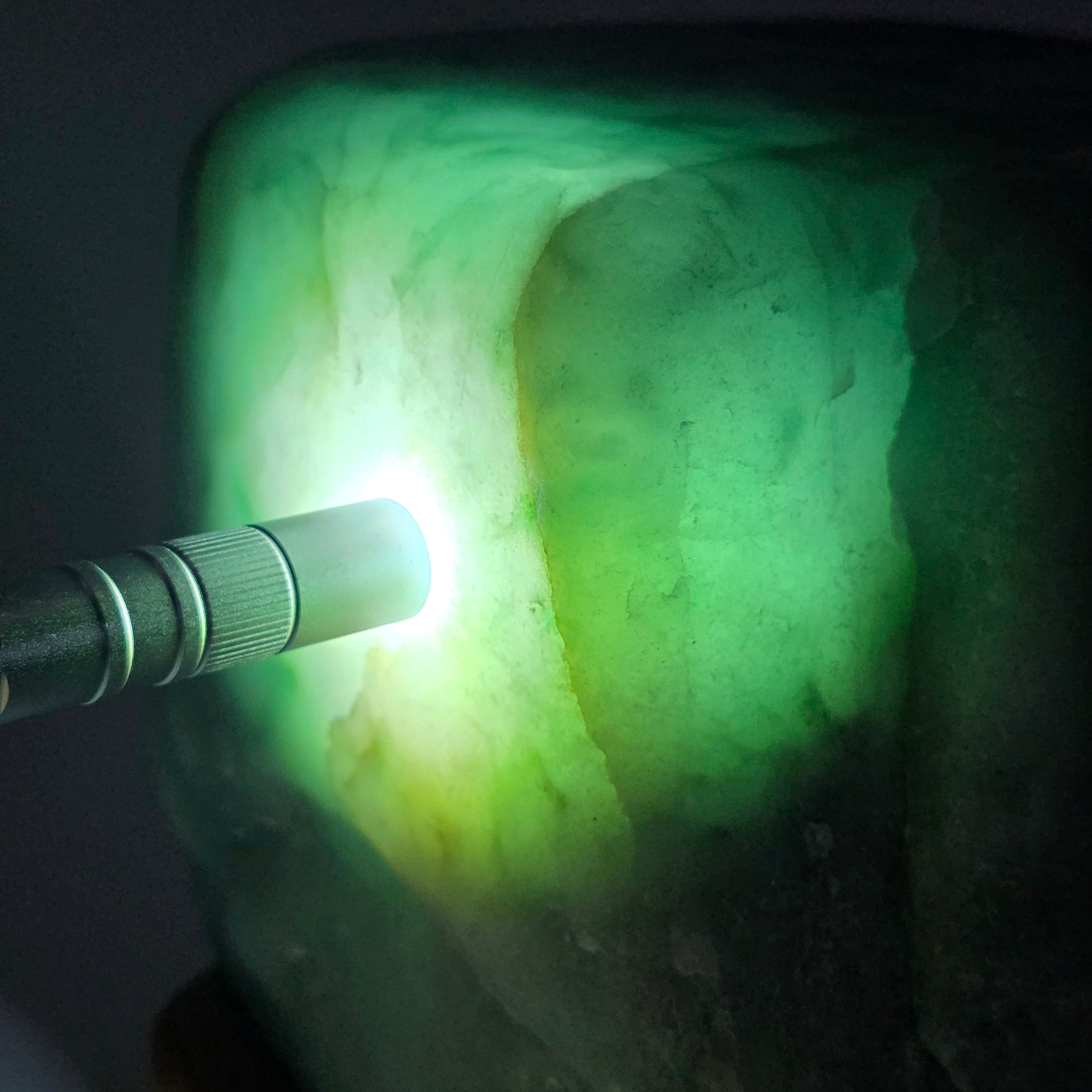 小滝土倉：糸魚川翡翠プレミアム: 磨き石:台付き BGM0115 | 糸魚川翡翠