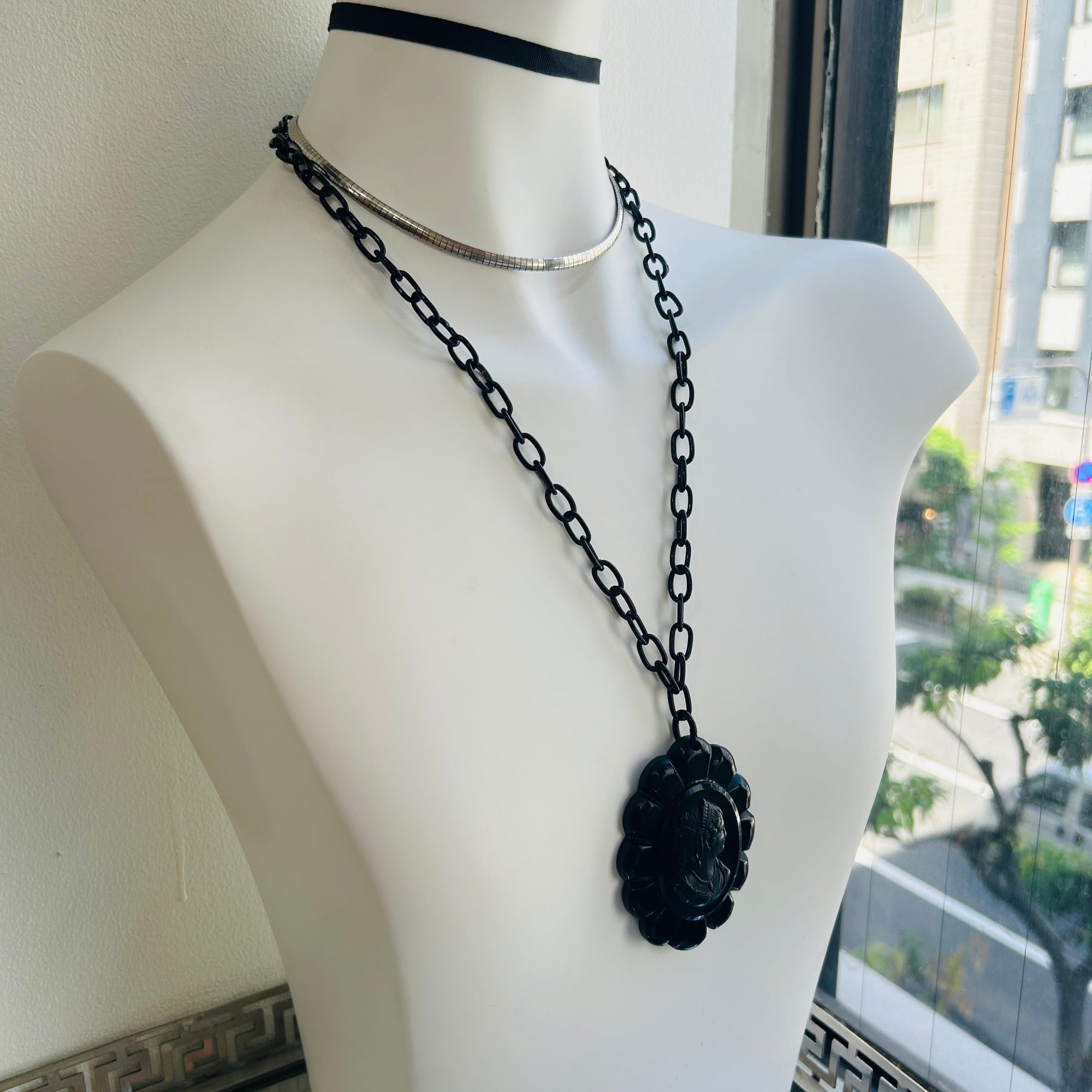 20-40s Black セルロイドカメオペンダント | Milo Antiques & Vintage