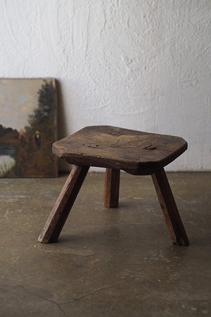 こなれた搾乳椅子-antique milking stool