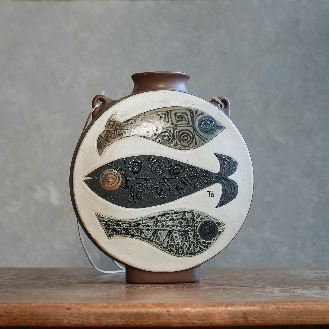 模様が美しい、魚のフラワーベース