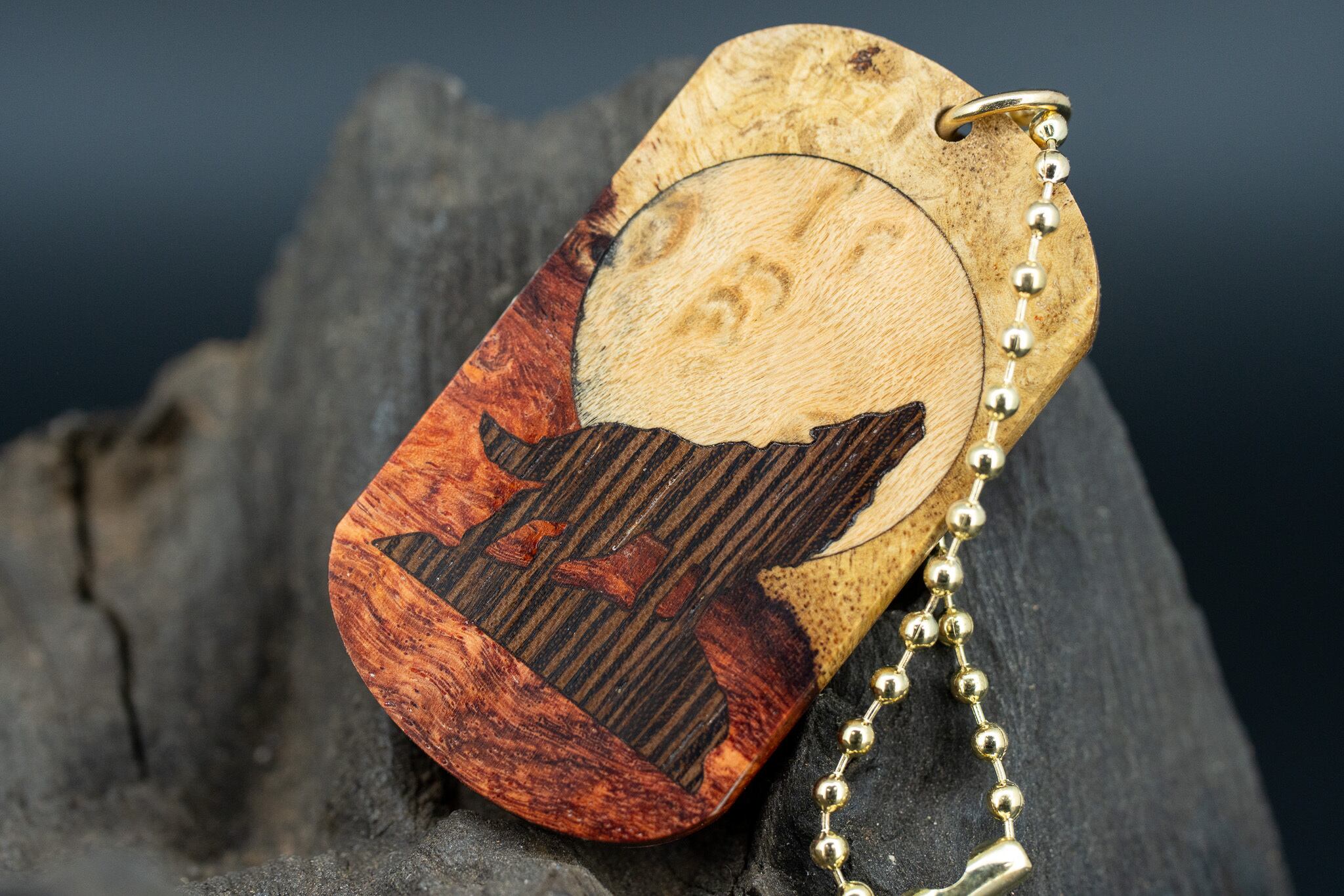 【朱色の銘木】 本花梨瘤 紅白 ドッグタグ 象嵌 月と狼