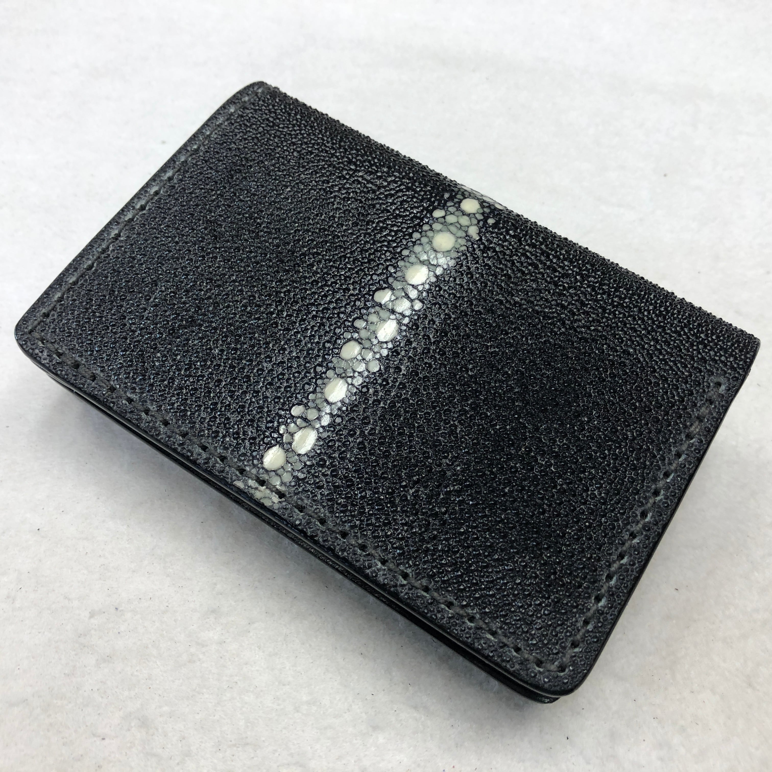 ST08 スティングレイ エイ革（ガルーシャ）2つ折り財布 ブラック（連石