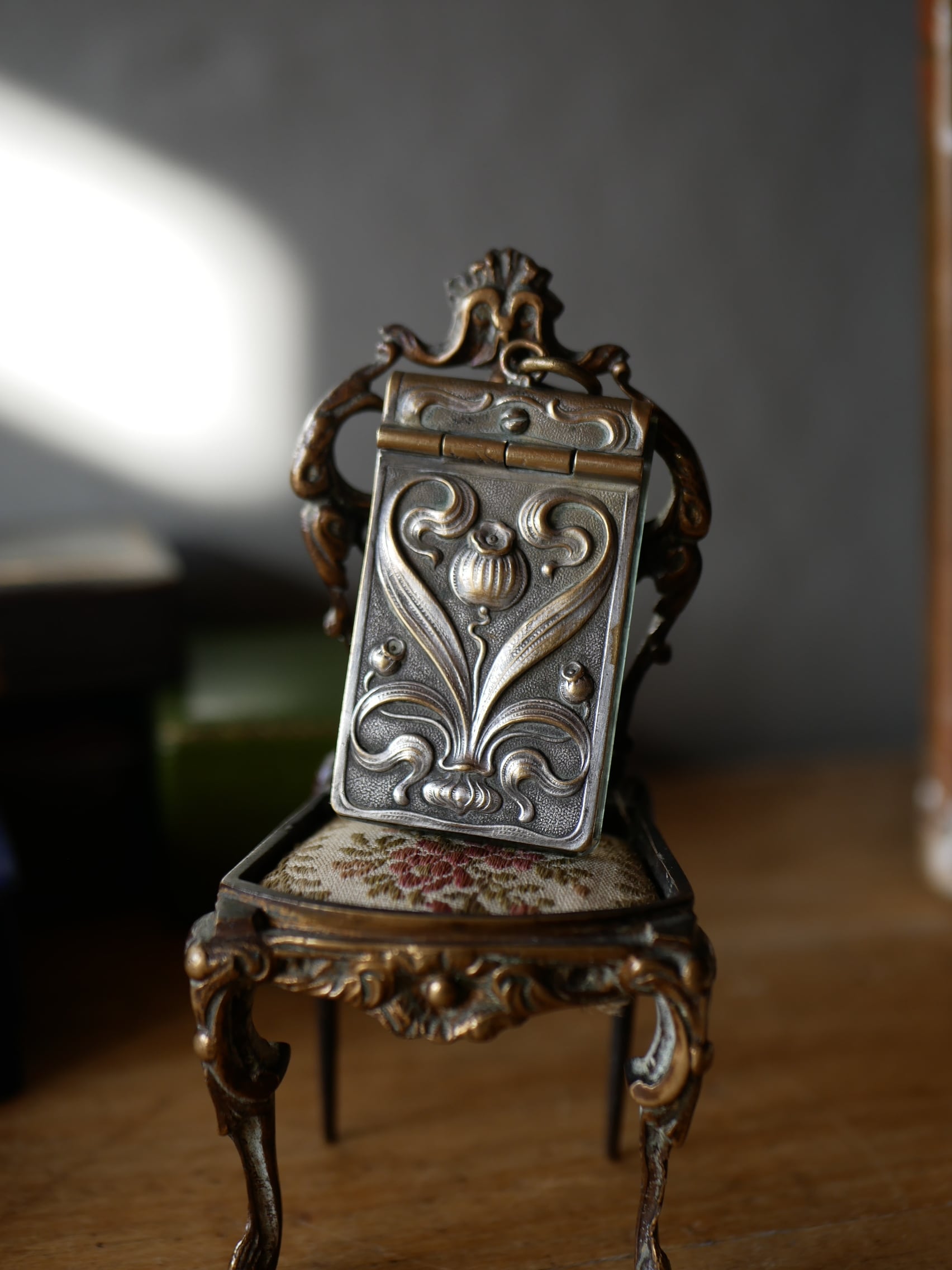 カルネドバルの形をしたコンパクトミラー ミラー シャトレーン フランスアンティーク  アンティークのある暮らし