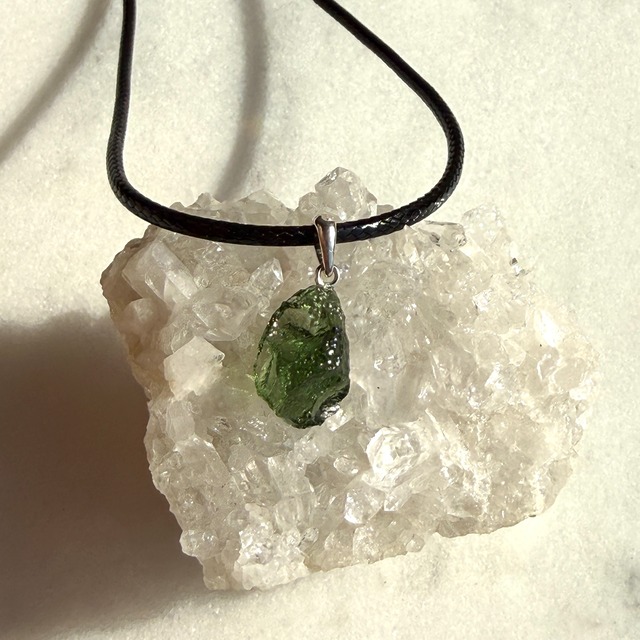 【本場買い付け】【最高品質】【希少石】モルダバイト　ペンダント（革ひも　or　チェーンつき　☆選べます）　NO.4