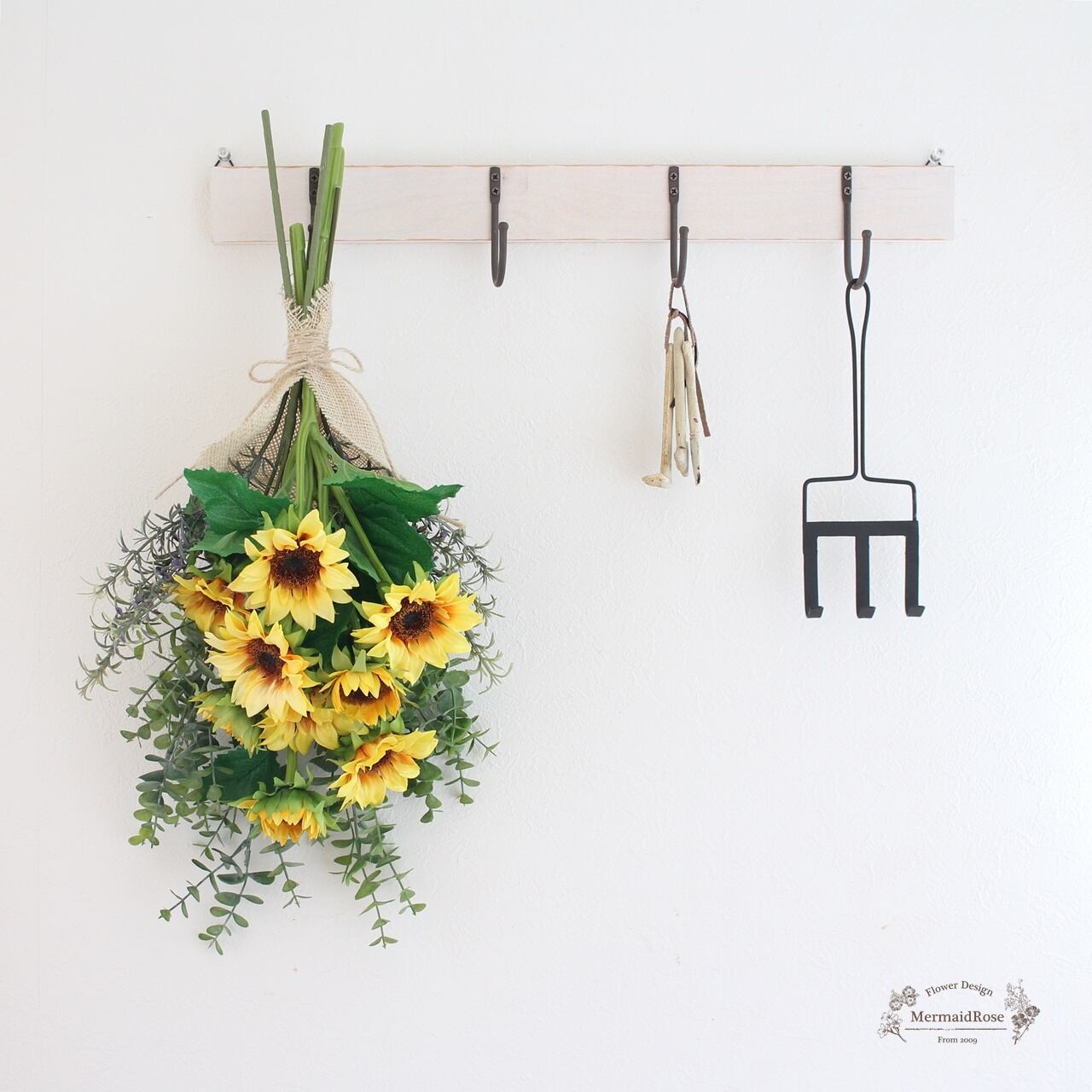 ヒマワリとユーカリとローズマリーのスワッグ 麻布付 マーメイドローズ 一目惚れするブーケ 花冠のお店mermaidrose