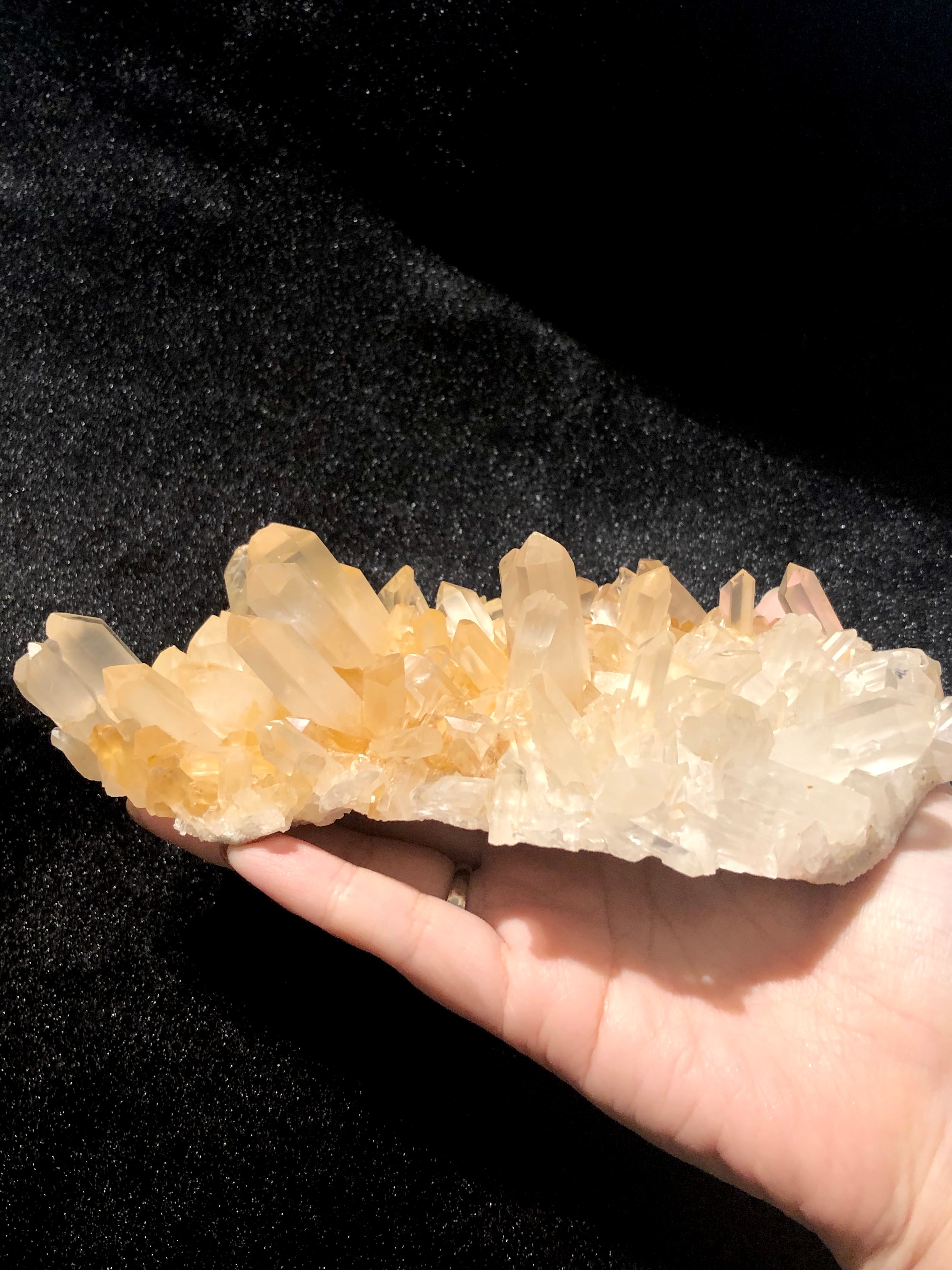 すりガラスのような質感！珍しいマダガスカル産水晶クラスター | 虹色の星