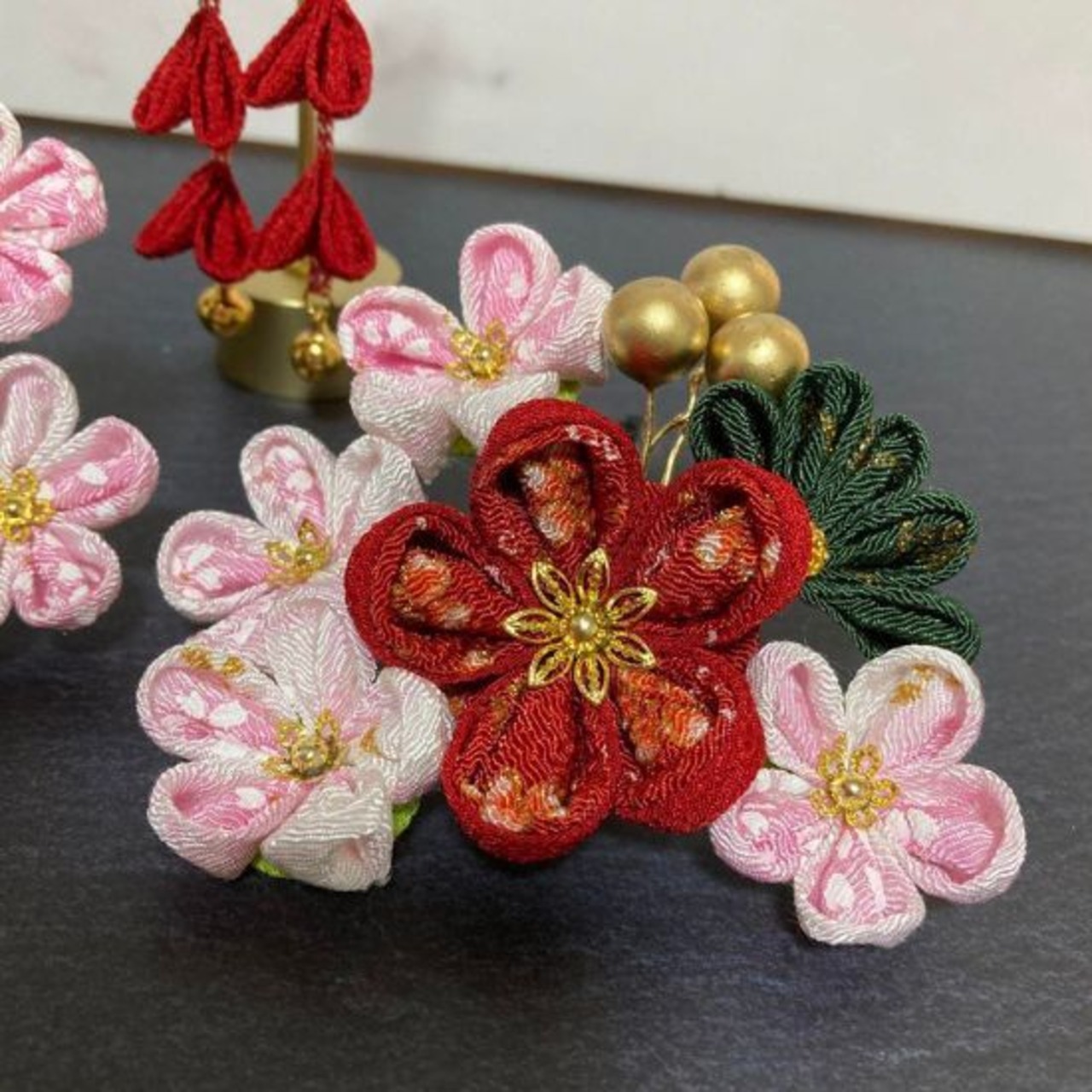 七五三 髪飾り | 赤花×桃色つまみ細工 | 銀びら・下がり飾りの華やか3点セット（S002）・画像3