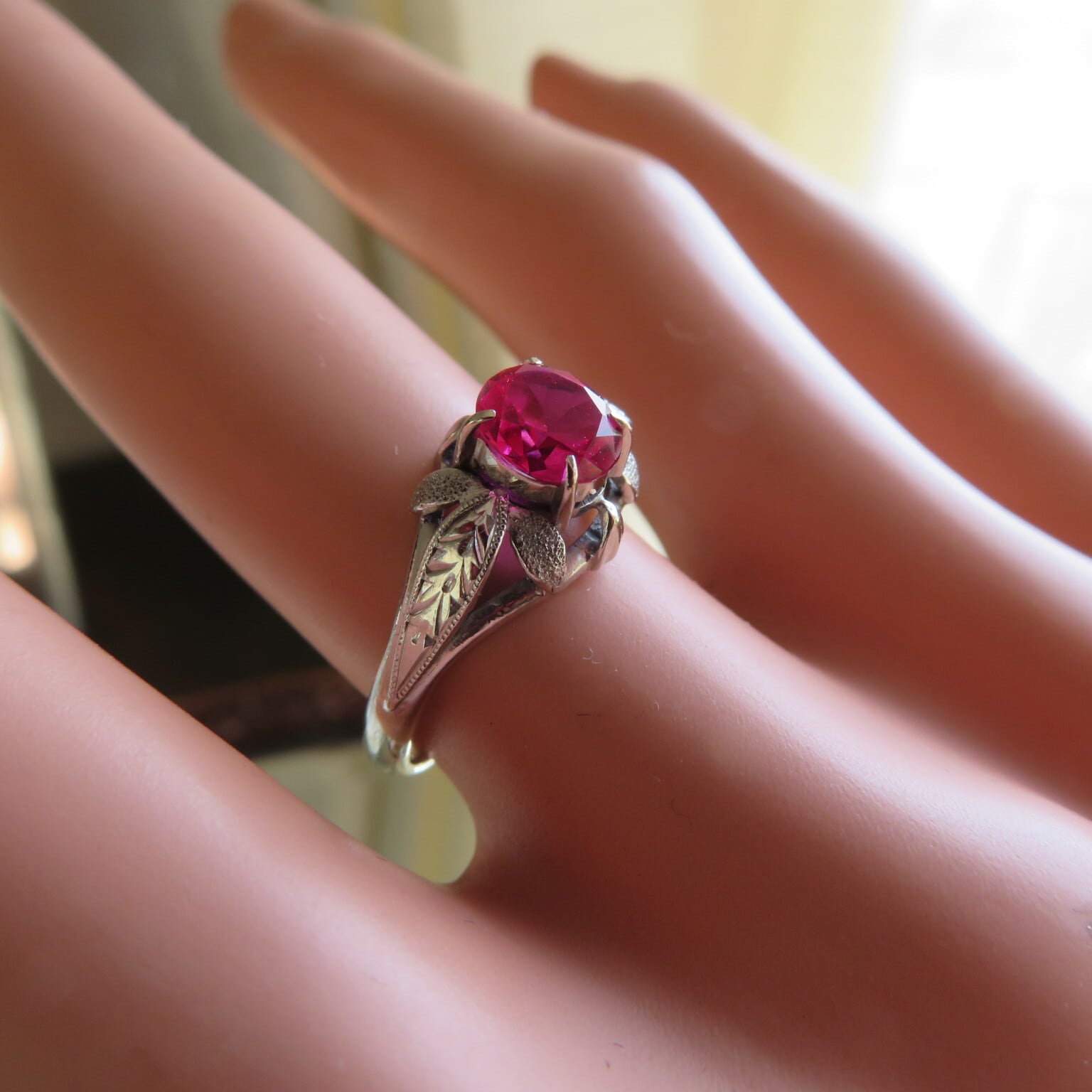 ヴィンテージ K14WG和彫りに合成ルビーのリング