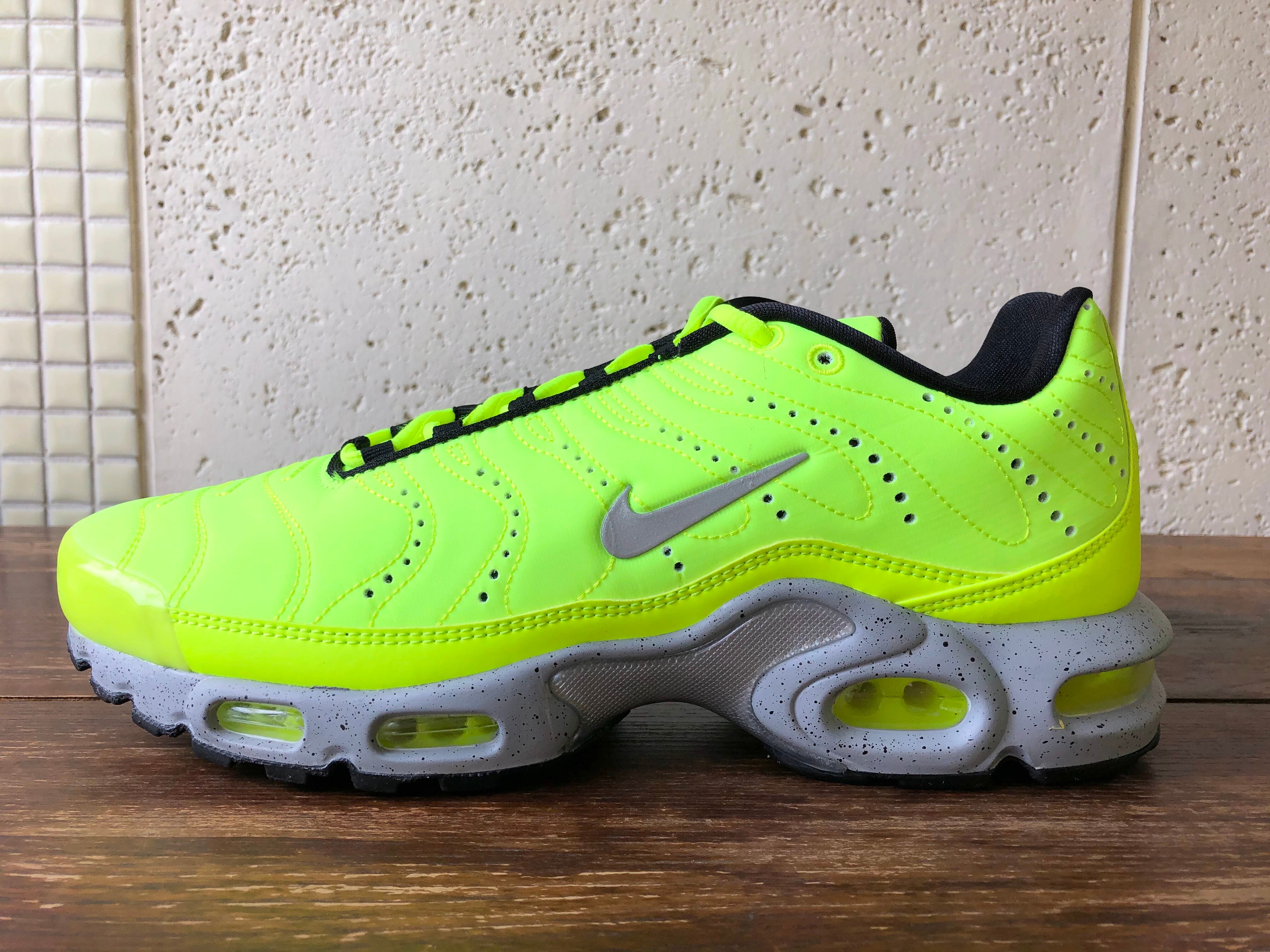 NIKE AIR MAX PLUS PRM (VOLT/MATTE SILVER-WOLF GREY) | "JACK OF ALL TRADES"  万屋 MARU