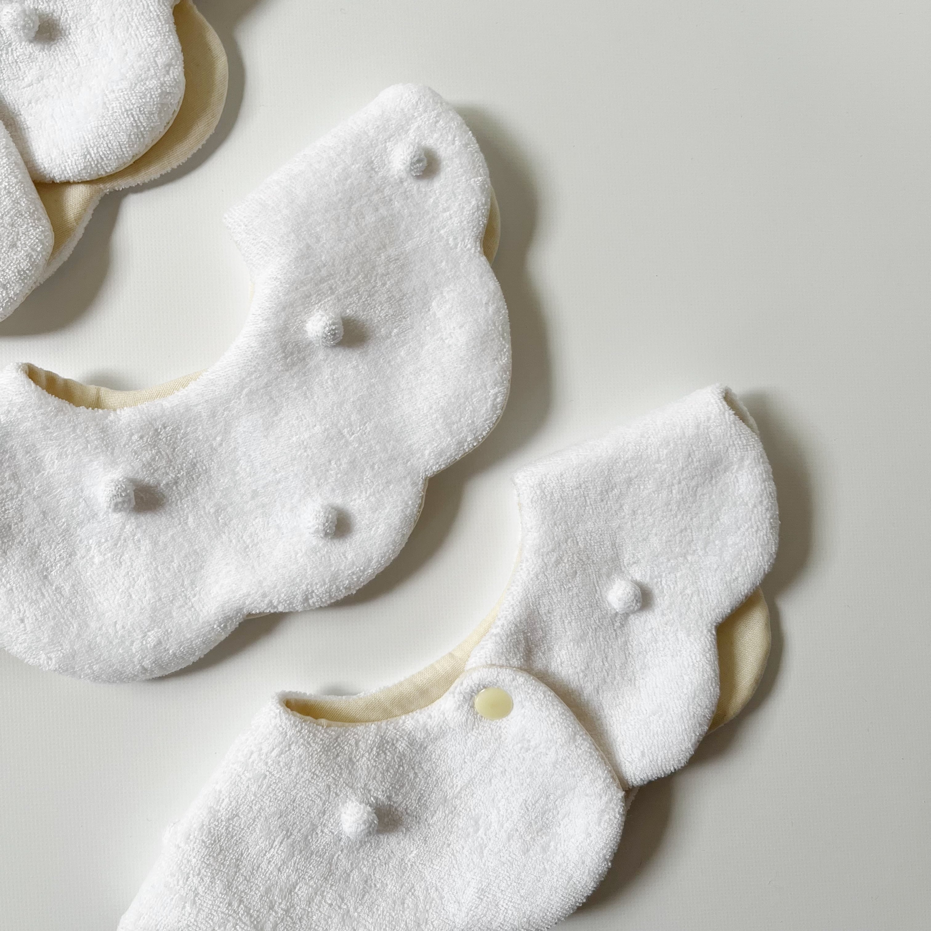 花びらぽんぽんスタイ ホワイト | cerise