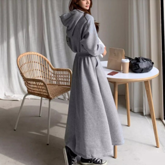 【送料無料】 ロングワンピ 2色 長袖 Aライン フレア プルオーバー ポケット 裏起毛 マキシ ゆったり フード付き パーカー風 厚手生地 ふわふわ 可愛い シンプル カジュアル おしゃれ 無地 冬 レディース 女性用 ママ 20代 30代 40代 デート お出かけ 女子会 お呼ばれ 休日 お茶会 授業参観 着回し 普段使い ファッション コーデ スタイル 楽ちん 体型カバー 定番 着痩せ ブラック グレー 大人カラー ニュアンスカラー