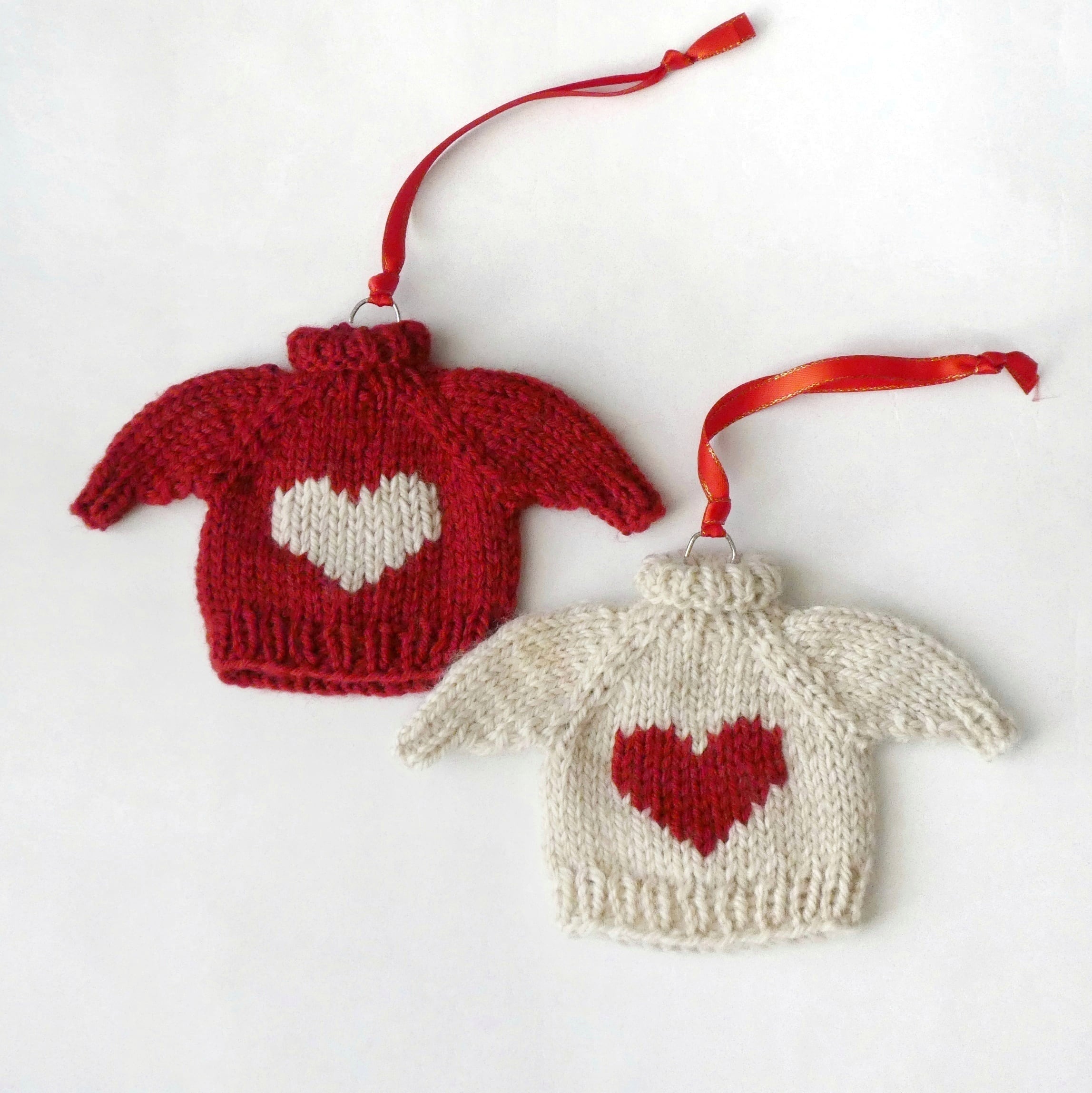 ハートのニットオーナメント2個セット／ミニセーター／赤×アイボリー