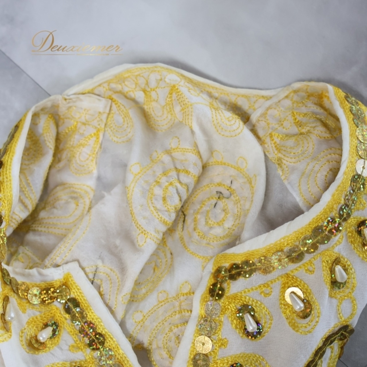 ベリーダンス 衣装 ハリージドレス ホワイト系 スパンコール ビーズ 白 黄 金 ガラベーヤ ワンピース ドレス 爽やか 羽織り 民族舞踏 ダンス衣装 刺繍 ステージ衣装 華やか 鮮やか 豪華 装飾 明るい 透け感 ゴールド系 イエロー系