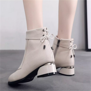 【送料無料】 ブーツ 3色 靴 シューズ チャンキーヒール ローヒール アーモンドトゥ PU エレガント 可愛い 大人可愛い きれいめ シンプル カジュアル シック コンサバ 華やか 大人 上品 おしゃれ 主役級 こなれ感 高見え 秋 冬 レディース 女性用 ママ 20代 30代 40代 通勤 デート お出かけ 女子会 お呼ばれ 休日 お茶会 授業参観 デイリーユース 普段使い ファッション レースアップ リボン 編み上げ 靴紐 コーデ スタイル 楽ちん 歩きやすい 定番 ブラック ブラウン アイボリー