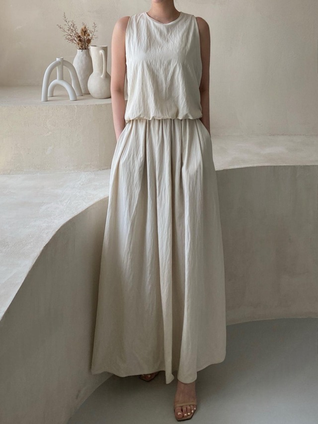 Sleeveless Blouson × Wide Pants Setup