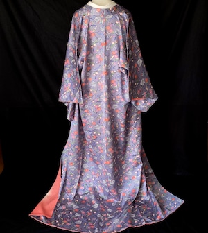 〈花に蝶の小紋〉SALE  L 紫味のグレー　洋服感覚の着物　普段着着物 ⁡