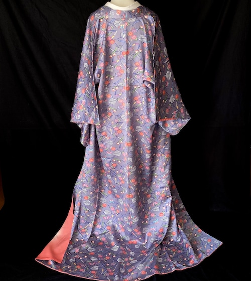 〈花に蝶の小紋〉SALE  L 紫味のグレー　洋服感覚の着物　普段着着物 ⁡