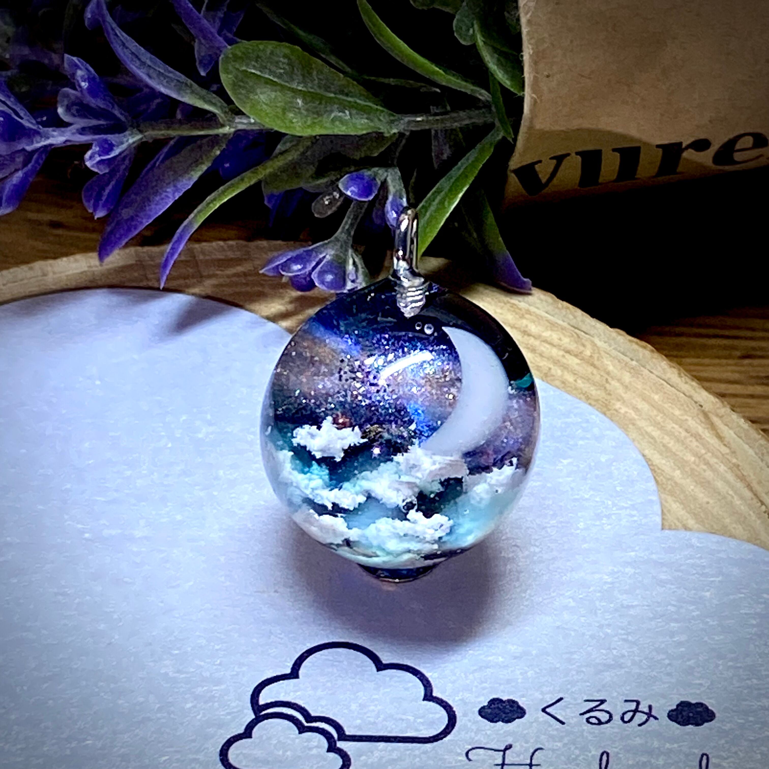 宇宙レジンペンダント 夜空 三日月と天の川 まん丸 20mm